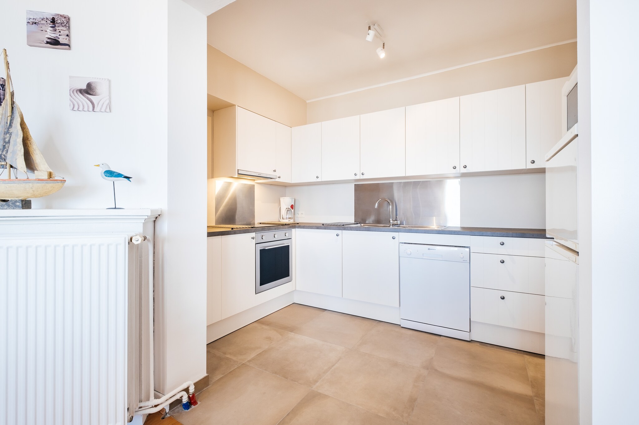 On the 3rd floor: (Living room(double sofa bed(twin duvet), TV(flatscreen, digital), seating area), dining room(dining table(8 persons)), Kitchen(hob(induction), electric kettle, toaster, coffee machine(pads), oven, microwave, dishwasher, fridge, freezer, Hand blender), bedroom(bunk bed(duvet, 90 x 200 cm), bunk bed(duvet, 90 x 200 cm), washbasin), bedroom(double bed(twin duvet), washbasin), bathroom(shower, washbasin), toilet(toilet))\n\nheating(central, gas), lift