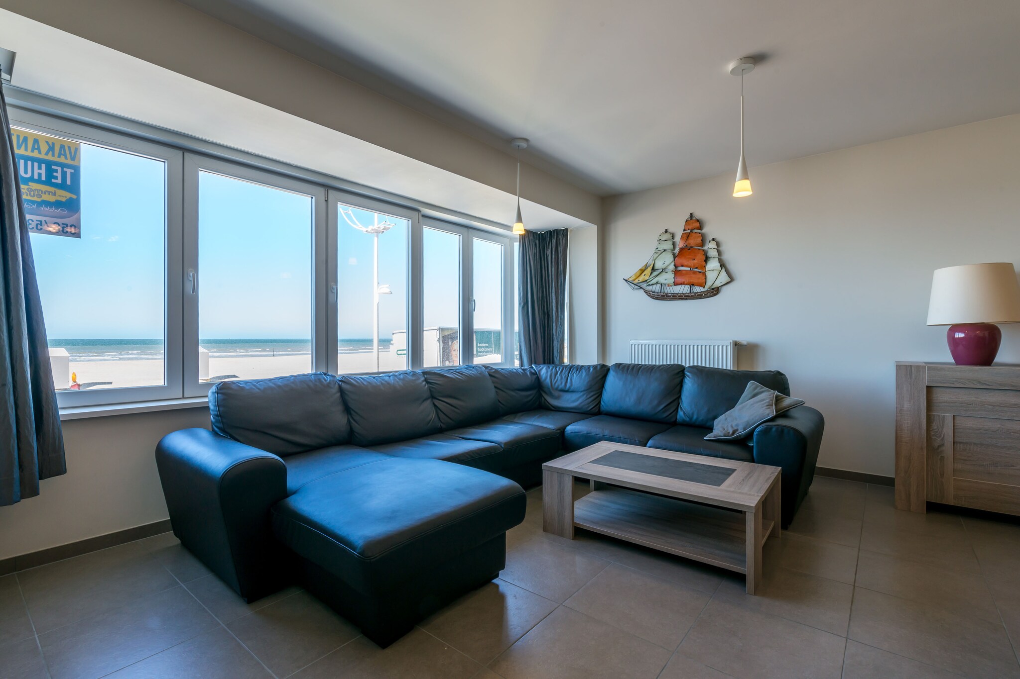 Completely renovated large luxurious apartment on the raised ground floor with sea view. Close to shops and restaurants, equipped with every comfort, digital TV, internet, non-smokers, pets prohibited. You can find the plan of the apartment in the photos.

Layout
Hall, spacious living room with sea view, separate kitchen, toilet, bathroom with shower and bath, bedroom for 4 persons with 2 bunk beds (2 x 1 pers.), 2 bedrooms with a double bed each.