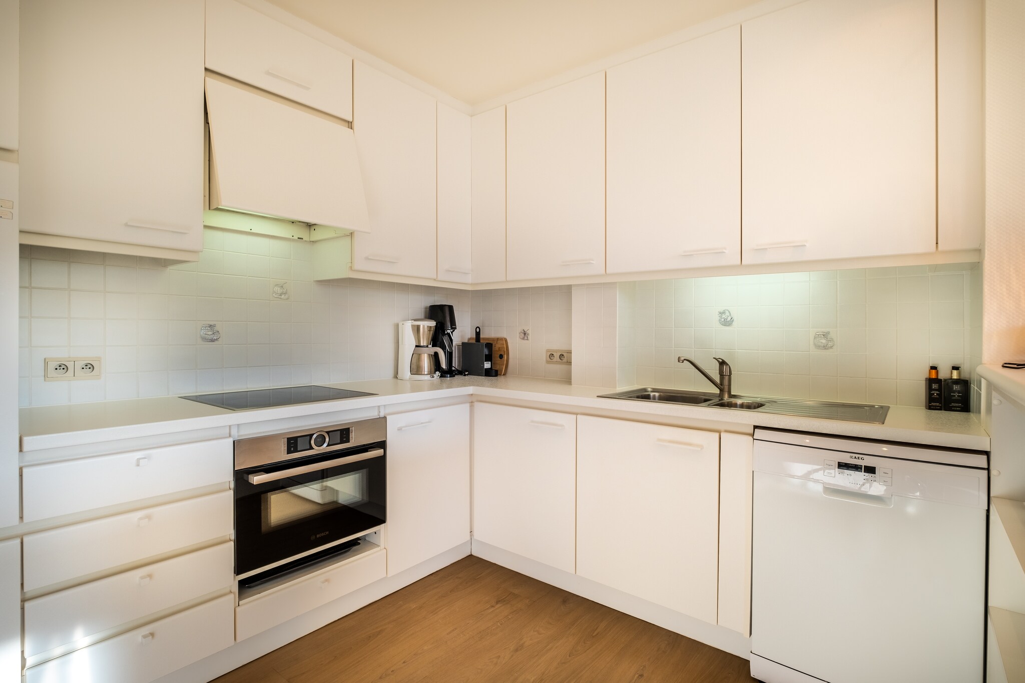 On the 2nd floor: (open kitchen(hob(ceramic), toaster, hood, coffee machine, combination microwave, dishwasher, fridge), Living/diningroom(TV, dining table, seating area, balcony), bedroom(single bed(duvet, 90 x 200 cm), single bed(duvet, 90 x 200 cm)), bedroom(single bed(duvet, 90 x 200 cm), single bed(duvet, 90 x 200 cm)), bathroom(shower, washbasin, toilet), storage(washing machine))\n\nheating(electric), garden furniture(2 persons), lift