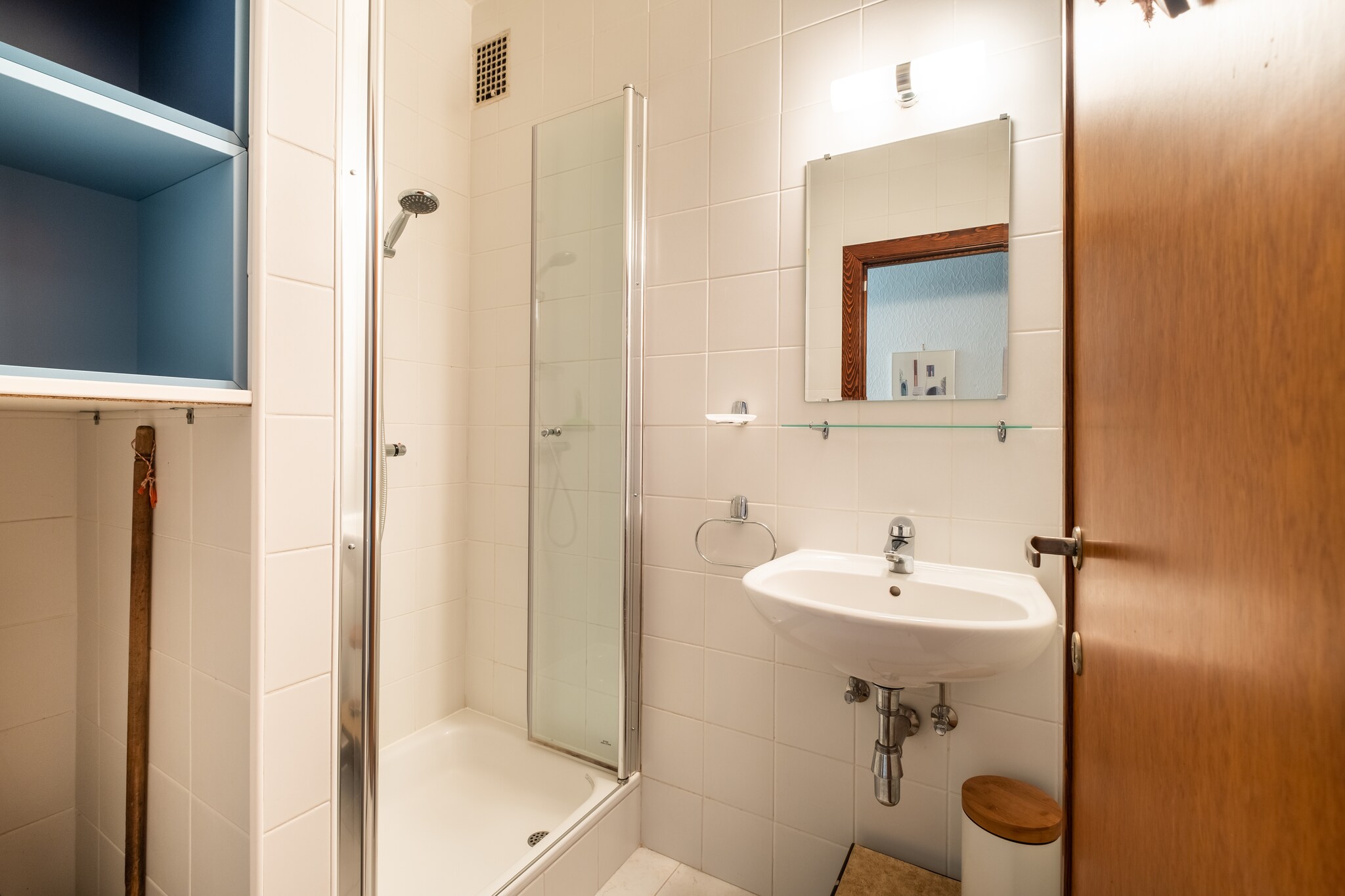 Ground floor: (Entrance, Kitchen(hob(4 ring stoves, electric), electric kettle, toaster, hood, coffee machine(filter), coffee machine(pads), oven, microwave, dishwasher, fridge, Hand blender), Living/diningroom(TV(flatscreen, digital), dining table(6 persons), seating area), bedroom(double bed(twin duvet, 180 x 200 cm), washbasin), bedroom(double bed(twin duvet, 140 x 200 cm), washbasin), bedroom(bunk bed(duvet), washbasin), bathroom(shower, washbasin), toilet(toilet))\n\nheating(central), terrace, garden, garden furniture, sun loungers, parking