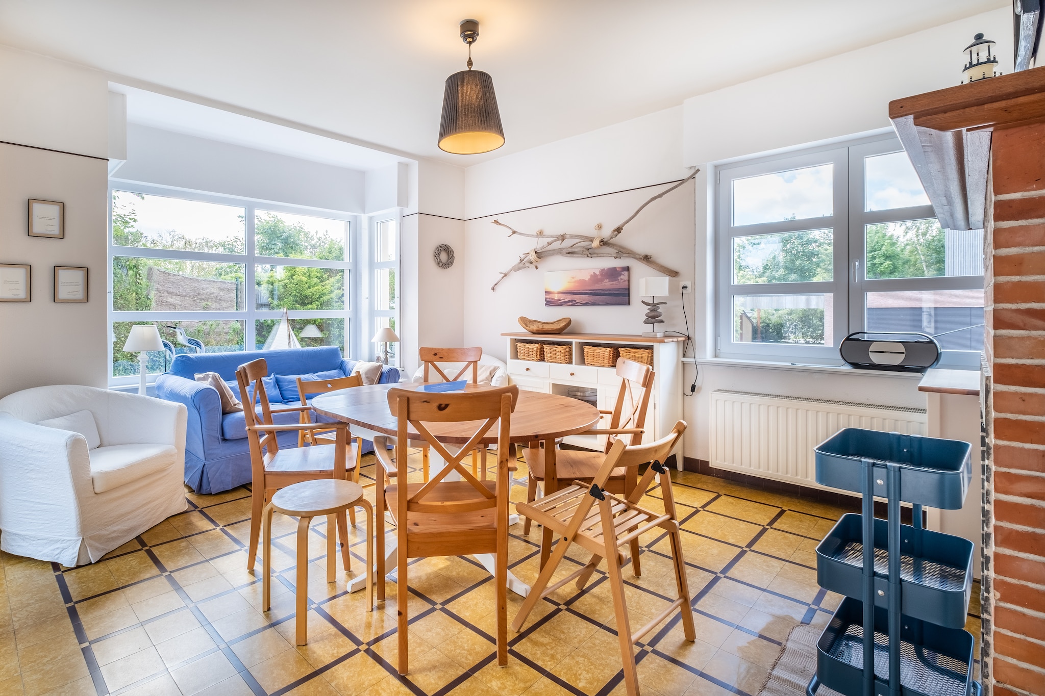 A pleasant apartment with terrace and garden in a house divided into 3 units. 3 bedrooms on the ground floor. Quietly located in the Guldenvlieslaan, in the beautiful residential area of Koksijde. Perfect for a family stay (max 6 people). No smoking, no pets allowed.

The apartment consists of an entrance hall, a living/dining room, a separate kitchen with all comforts, a separate toilet and a shower room. 3 bedrooms, 2 of which have a double bed (180 x 200 cm and 140 x 200 cm) and 1 children's room with 1 bunk bed. Large storage room to store your bikes and beach gear. Free parking in front of the house.