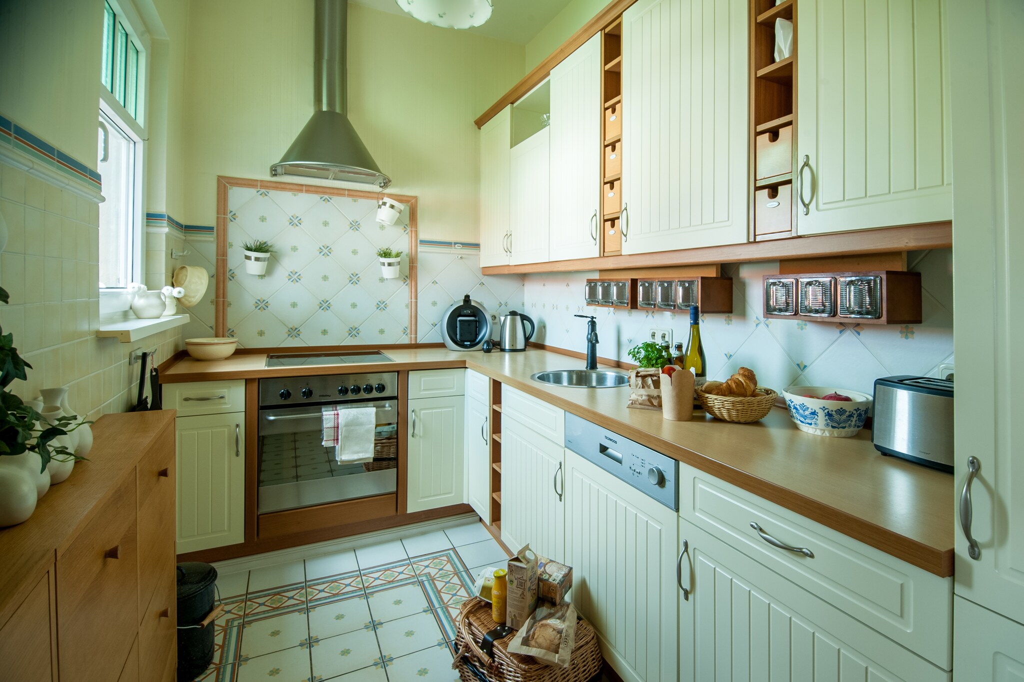 On the 1st floor: (Living room(TV(satellite, digital)), dining room(dining table(8 persons)), Kitchen(toaster, cooker(4 ring stoves, ceramic), coffee machine(cups), oven, dishwasher, fridge(+ freezer)), bedroom(double bed(boxspring, 180 x 200 cm)), bedroom(single bed, double bed(boxspring)), bathroom(bath tub, washbasin, toilet), Landing)\n\nbalcony, heating(central), parking, high chair