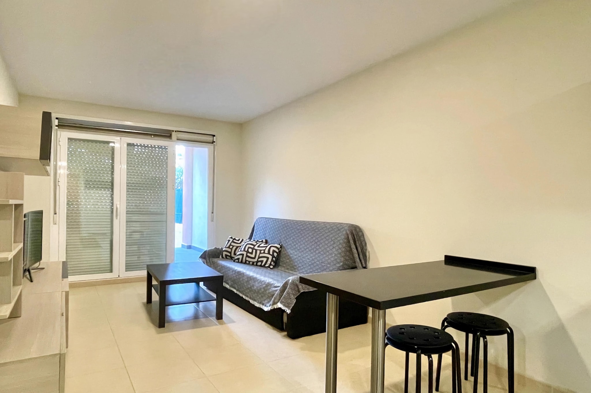 This perfect apartment is within walking distance of the beach and is equipped with all the ingredients for a successful holiday in the sun. It also comfortably accommodates 2 couples or a family.
Playa de Vera is a beautiful beach located on the southeastern coast of Spain, in the Almería region. It is known for its clear water, fine sand and extensive coastline of almost 7 km long. The beach is popular among tourists due to its pleasant climate and the many activities on offer, such as water sports, cycling and walking along the coastline. There are also several bars, restaurants and shops close to the beach, making it a popular destination for locals and visitors alike. Playa de Vera is also known for its nudist beach.
This residence offers access to a shared swimming pool, garden and free parking. The beautiful apartment has a lovely terrace where you can start your holiday in style with a cup of coffee. Air conditioning provides pleasant cooling on hot, summer days and you can independently prepare the tastiest dishes in the well-equipped kitchen.
With a Belvilla you are assured of a successful holiday. There is always a Belvilla that will give you an unforgettable holiday. We have a surprising and wide range of unique holiday homes for the summer holidays, a weekend away or a week of winter sports. The range consists of more than 40,000 holiday homes in 20 European countries. Unique holiday homes with typical regional features in beautiful locations, whether on the coast, high in the mountains or centrally in the city center. Think of authentic country houses with swimming pool in France, special agriturismos in Tuscany, sturdy chalets in the Alps or large houses in the Ardennes. For a family, a couple or for a large group. You will find them in the most beautiful places, so there is plenty to do and discover for everyone! We are constantly looking for new ones