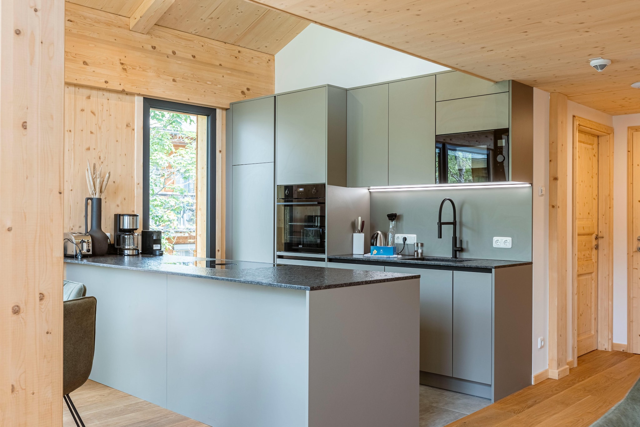 Living room(TV, seating area), open kitchen(dining table, hob(4 ring stoves, ceramic), electric kettle, toaster, coffee machine(espresso), oven, microwave, dishwasher, fridge(+ freezer), dishes and cutlery), bedroom(double bed), bedroom(double bed), bedroom(double bed, bunk bed), Bedroom with bathroom(double bed, shower, washbasin), bathroom(shower, washbasin), bathroom(shower, washbasin, toilet), sauna(private), Internet access, hot tub, toilet, toilet, washing machine, balcony or terrace, garden furniture, parking, parking, hairdryer