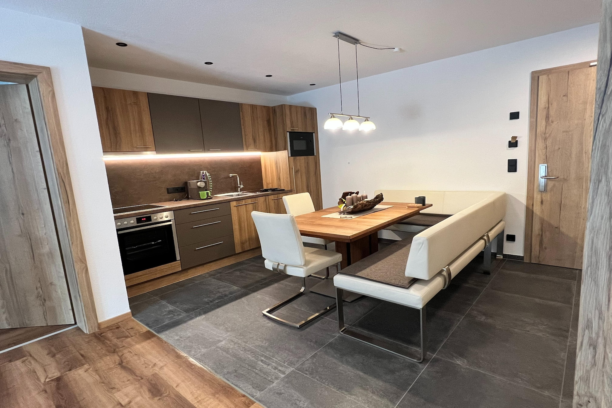 This modern holiday apartment is located in the heart of Sölden, just an 8-minute walk from the entrance to the cable cars. Families and friends who value elegance, a quiet location and relaxation will feel right at home here. A special highlight is a large terrace with a view of the ski area and mountains.
In Sölden you can experience pure winter fun with 144 kilometres of pistes, 2 glaciers, 31 modern lifts, 3 3,000m peaks including viewing platforms! The unique James Bond adventure world 007 ELEMENTS is also located here. In summer, Sölden offers more than 300 km of hiking trails in a fascinating mountain world at over 3,000 meters.
The newly built apartment is modern and tastefully furnished and has a beautiful living and dining area with an open kitchen, where you will also find a dishwasher, as well as a TV and a sofa bed for two people. The two bathrooms are equipped with a comfortable walk-in shower. You can park in the underground car park.