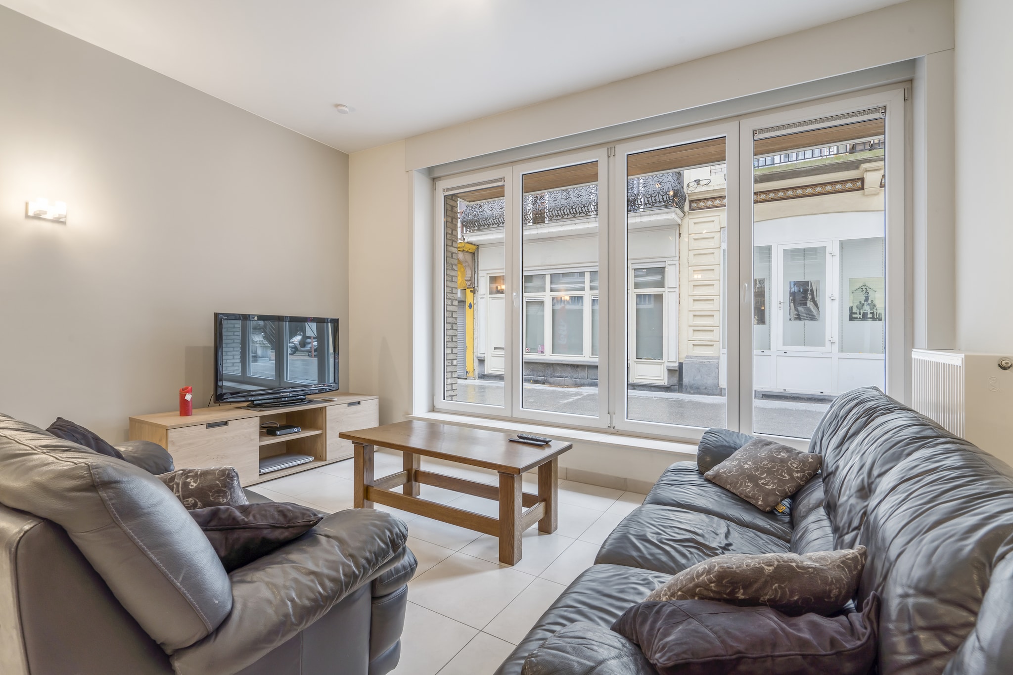 Very spacious ground floor apartment with 3 bedrooms  This beautiful apartment offers a spacious living room with large windows that provide an abundance of natural light. The open kitchen is fully equipped with all modern conveniences and seamlessly connects to the living area, giving it an open and airy feel.  The apartment features three comfortable bedrooms. The first bedroom features bunk beds with a single bed above and a double bed below, ideal for families. The second bedroom has a double bed and an adjoining bathroom with a bathtub and two sinks. The third bedroom is also equipped with a double bed.  There is also a second bathroom with a shower and sink, offering additional convenience and comfort for larger groups or families.  The location of the apartment is ideal: right on the stairs to the seafront and right in the middle of the bustling center, surrounded by several stores, restaurants and cafes. Everything you need for a wonderful vacation is at your fingertips.  Additional amenities include a bicycle storage room, making it ideal for families who like to bike. This is the perfect vacation rental to enjoy with your family!  - Wifi: Yes - Parking: Not included - Sheets: Bring your own - Towels: Bring your own  Let this ideal vacation rental be your home during your stay at the coast!