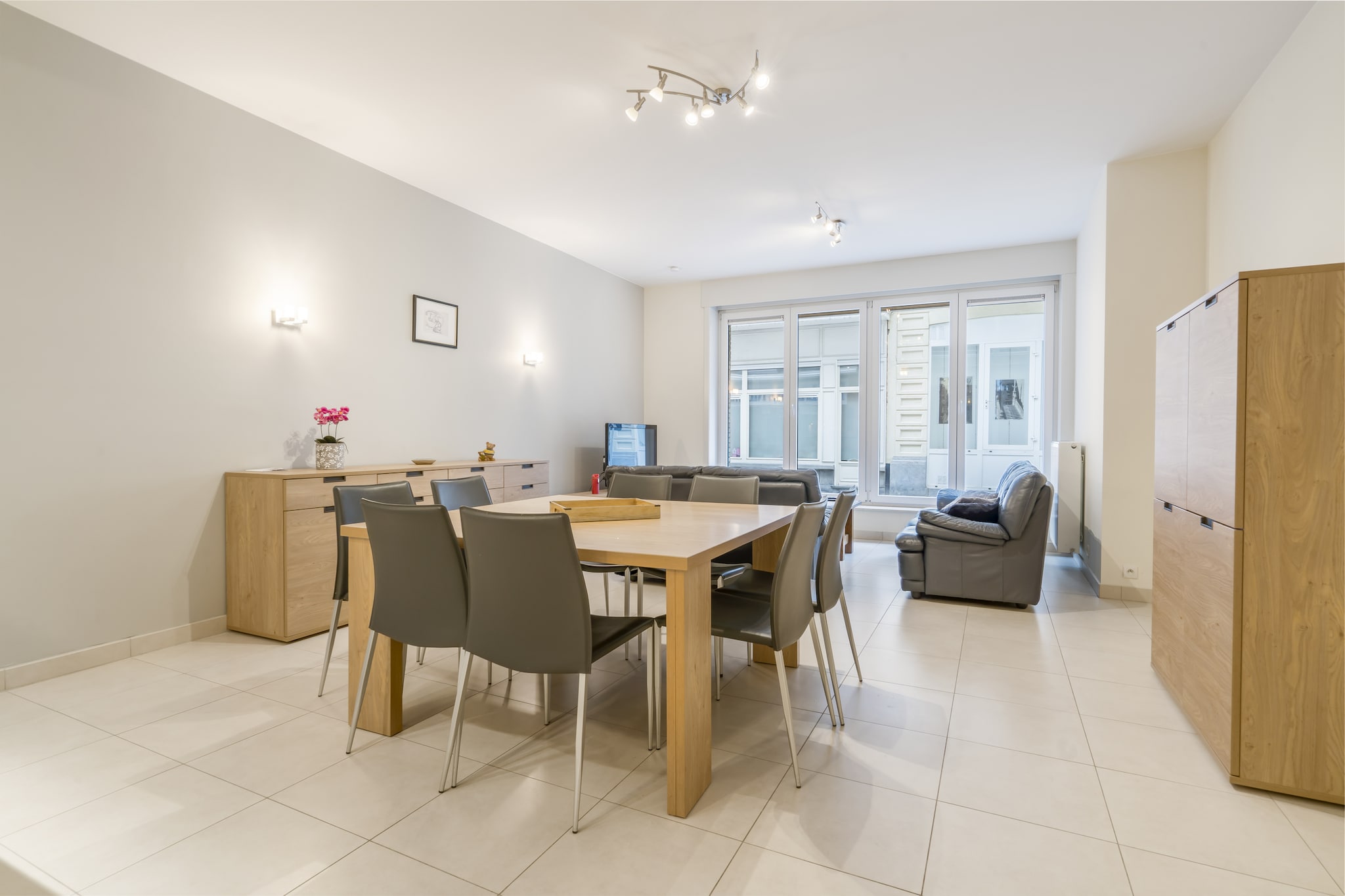 Ground floor: (Living room(TV, dining table, seating area, radio), Kitchen(electric kettle, toaster, coffee machine, oven, microwave, dishwasher, fridge(+ freezer), Juicer), bedroom(double bed(twin duvet, 160 x 200 cm)), bedroom(bunk bed(duvet, 110 x 200 cm)), bedroom(bunk bed(duvet, 110 x 200 cm)), bathroom(bath tub, shower), bathroom(shower, hairdryer), bicycle room, Internet access, tumble dryer, washing machine, terrace)