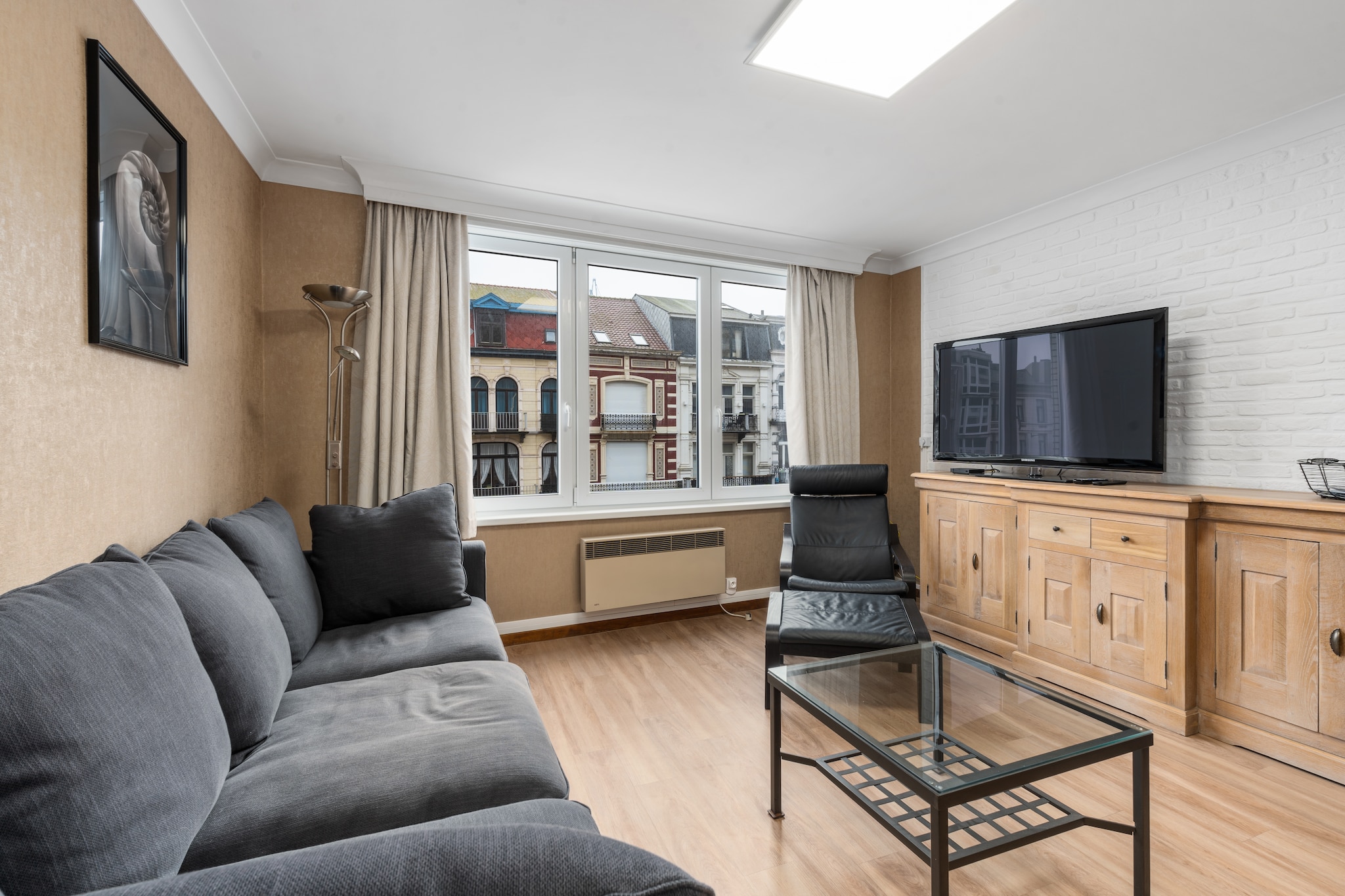 Welcome to your tranquil escape in the heart of Blankenberge. This bright and cozy ground-floor apartment is just a 2-minute walk from the scenic Seafront and lively Casino. Inside, you'll find a spacious living room with a comfy sofa bed, dining area, and TV—ideal for quiet evenings after a day by the shore. The fully equipped separate kitchen includes everything from a coffee machine to a juicer, perfect for preparing beachside breakfasts or relaxed dinners. Two double bedrooms with cozy bedding and a modern bathroom with a walk-in shower complete the space, making it ideal for families or couples seeking comfort and ease.
Enjoy the best of Blankenberge with everything just a short walk away. The bustling town center is only 100 meters from your door, while the golden sands of the North Sea beach lie just 20 meters away. A leisurely 800-meter stroll brings you to the train station, with direct links to charming Bruges only 12 km away. Discover marine wonders at Sea Life Blankenberge, test your luck at the nearby casino, or browse the shops just 500 meters from the apartment.
Traveling with little ones? The apartment is thoughtfully stocked with a children’s bed, high chair, and toys to make your stay more comfortable. While pets are not allowed, guests will appreciate the clean, quiet atmosphere perfect for unwinding. Nearby, indulge in local flavors at restaurants like De Sleutel or Venitien, where fresh seafood and Belgian classics await.