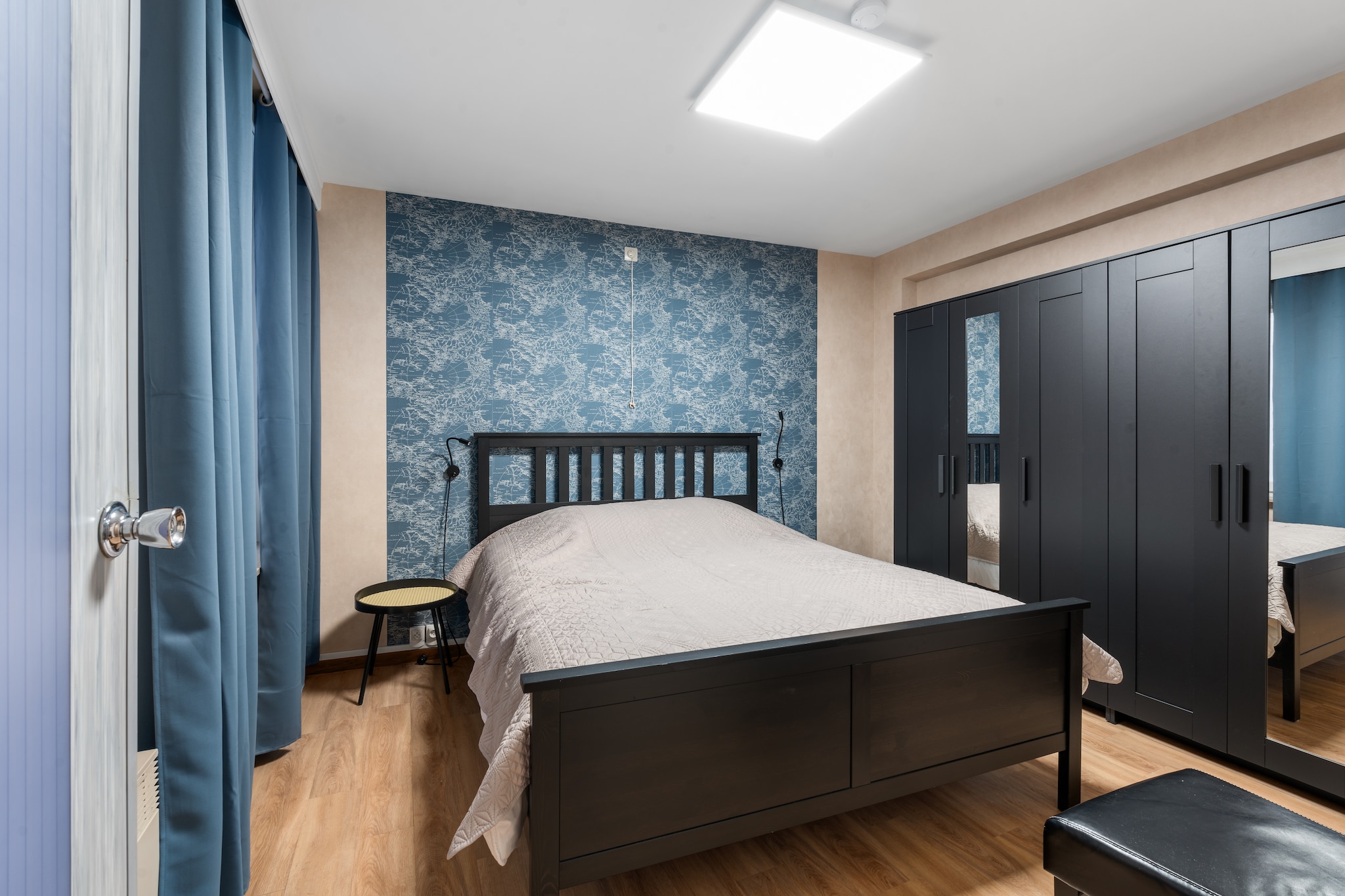 Ground floor: (Living room(double sofa bed(twin duvet, 140 x 200 cm), TV, dining table, seating area), Kitchen(electric kettle, toaster, coffee machine, oven, microwave, fridge(+ freezer), Juicer), bedroom(double bed(twin duvet, twin blanket, 160 x 200 cm)), bedroom(double bed(twin duvet, twin blanket, 160 x 200 cm)), bathroom(shower, hairdryer), toilet(guest toilet), Internet access, lift, children\'s bed, high chair, toys)