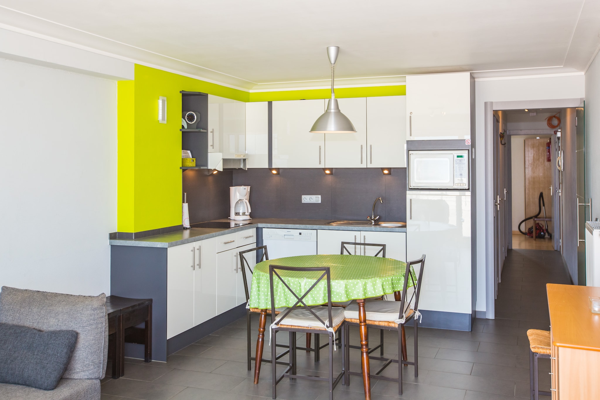 Ground floor: (Living room(TV, dining table, seating area, radio), Kitchen(coffee machine, microwave, dishwasher, fridge(+ freezer), Juicer), bedroom(double bed(twin duvet, 160 x 200 cm)), bedroom(bunk bed(duvet, 90 x 200 cm), bunk bed(duvet, 90 x 200 cm)), bathroom(shower), toilet(guest toilet), bicycle room, Internet access, terrace, lift)