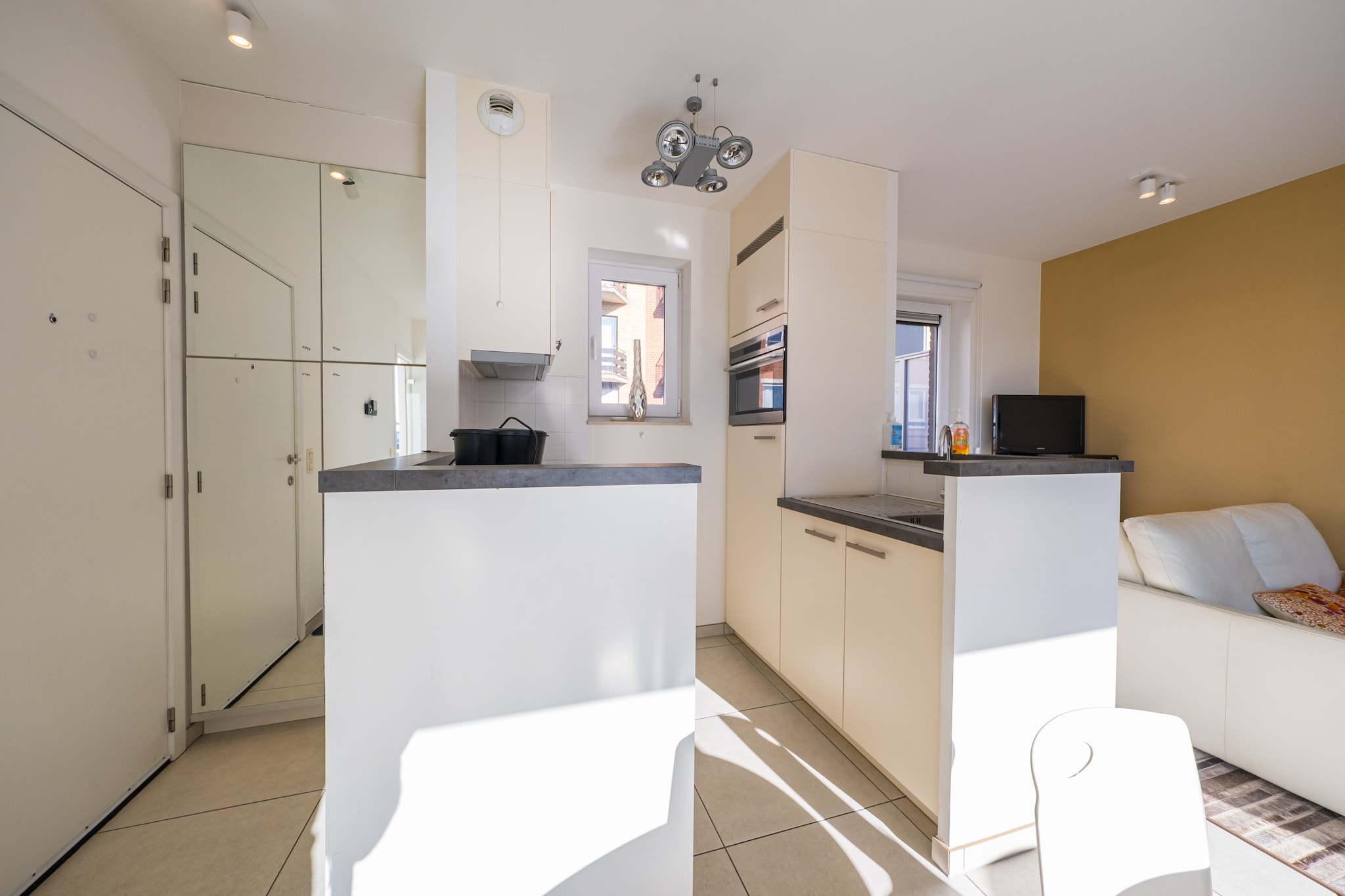 Ground floor: (Living room(TV, dining table, seating area, balcony or terrace), Kitchen(electric kettle, coffee machine, oven, microwave, fridge(+ freezer)), bedroom(double bed(twin duvet, 160 x 200 cm)), bedroom(bunk bed(duvet, 90 x 200 cm)), bathroom(shower), toilet(guest toilet), storage, Internet access, terrace, deckchairs, lift)