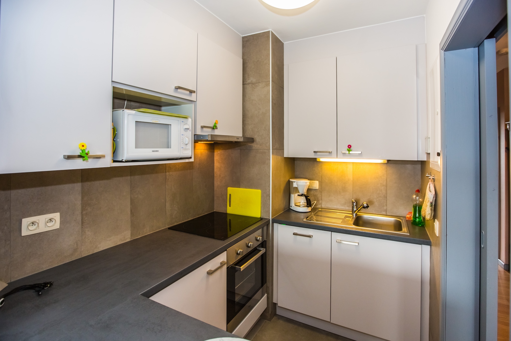 Enjoy an unforgettable stay in this fully renovated apartment on the 6th floor, located in a quiet side street off the promenade. The apartment features 2 comfortable bedrooms, each with a double bed, perfect for families or couples.  The spacious living room with floor-to-ceiling windows fills the apartment with natural light. The fully equipped, semi-open kitchen has everything you need to prepare your own meals. For ultimate comfort, there is a luxurious bathroom with walk-in shower and a separate toilet.  Step outside and you are just minutes from the beach, ideal for sunny days and relaxing walks along the shore. This apartment combines comfort, style, and a prime location for the perfect coastal getaway.  Wifi: yes - parking: not included - sheets: bring your own - towels: bring your own.