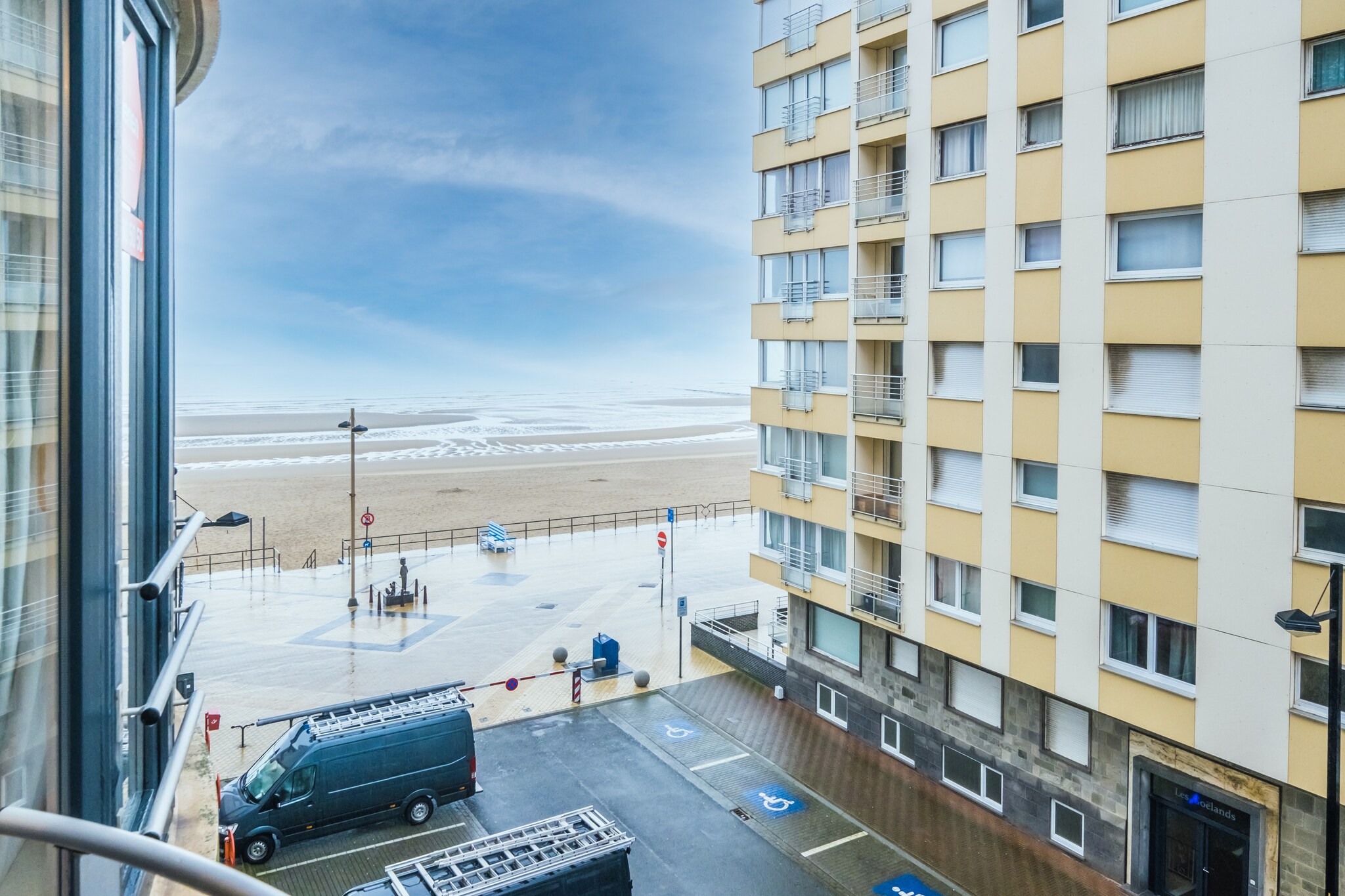 Apartment on the 4th floor with one bedroom featuring a double bed, ideal for couples or small families. The pleasant living room includes a sofa bed for 2 people and opens onto a charming terrace with a partial sea view, perfect for breakfast in the morning sun or a relaxing evening. The open kitchen is fully equipped with everything you need to prepare your own meals. The bathroom has a shower and toilet. The central location makes this apartment particularly appealing: situated in a quiet side street near the seaside promenade and just 5 minutes’ walk from Casino Square, ideal for enjoying everything Middelkerke has to offer. Wifi: yes - parking: not included - sheets: bring your own - towels: bring your own.