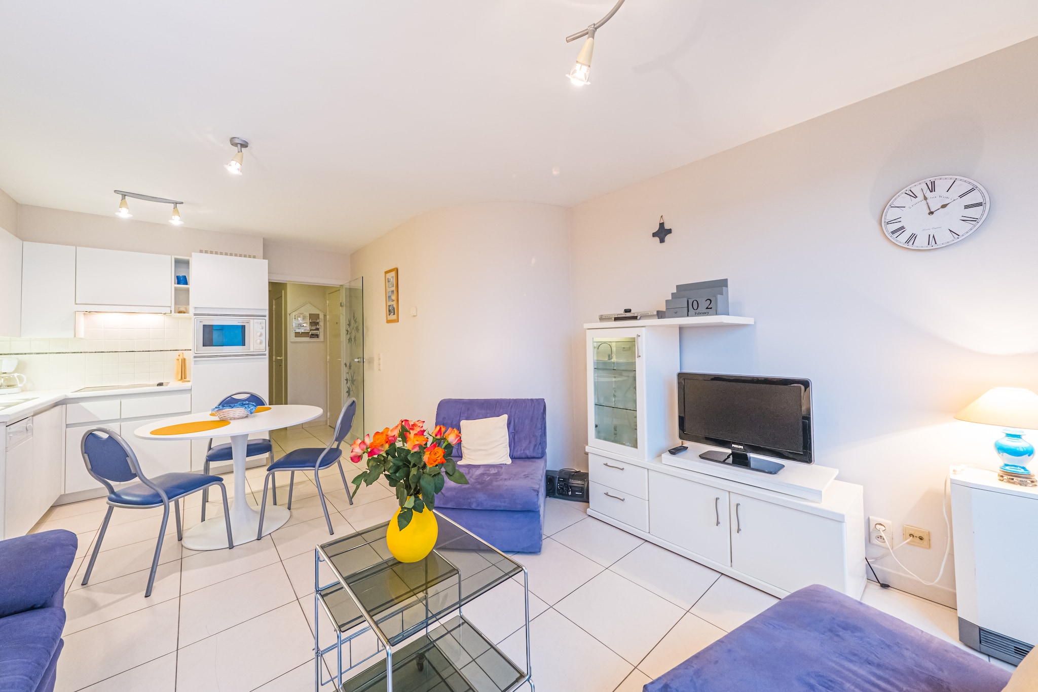 Ground floor: (Living room(single sofa bed(duvet, 70 x 200 cm), single sofa bed(duvet, 70 x 200 cm), TV, dining table, seating area, radio), Kitchen(toaster, coffee machine, oven, microwave, dishwasher, fridge(+ freezer), Juicer), bedroom(double bed(twin duvet, 140 x 200 cm)), bathroom(shower, hairdryer), toilet(guest toilet), Internet access, terrace, lift)