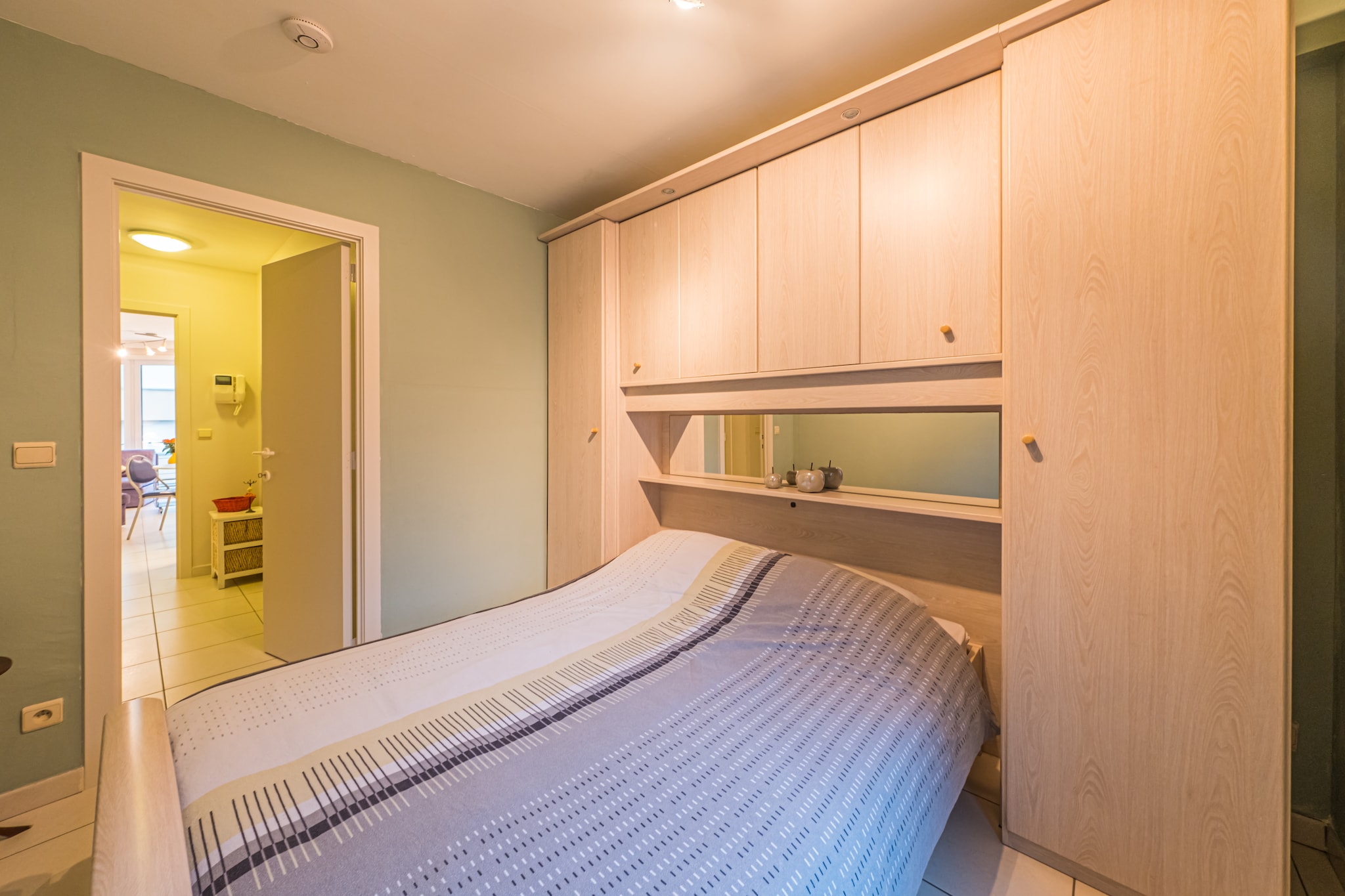 On the 4th floor: (open kitchen(electric kettle, toaster, coffee machine, oven, microwave, dishwasher, fridge-freezer, dishes and cutlery, Cooking basics), Living/diningroom(double sofa bed(160 x 160 cm), TV(smart TV), dining table, radio), bedroom(double bed(twin duvet, 140 x 200 cm)), bathroom(shower, washbasin, toilet))\n\nInternet access, heating(electric), terrace, lift, hairdryer