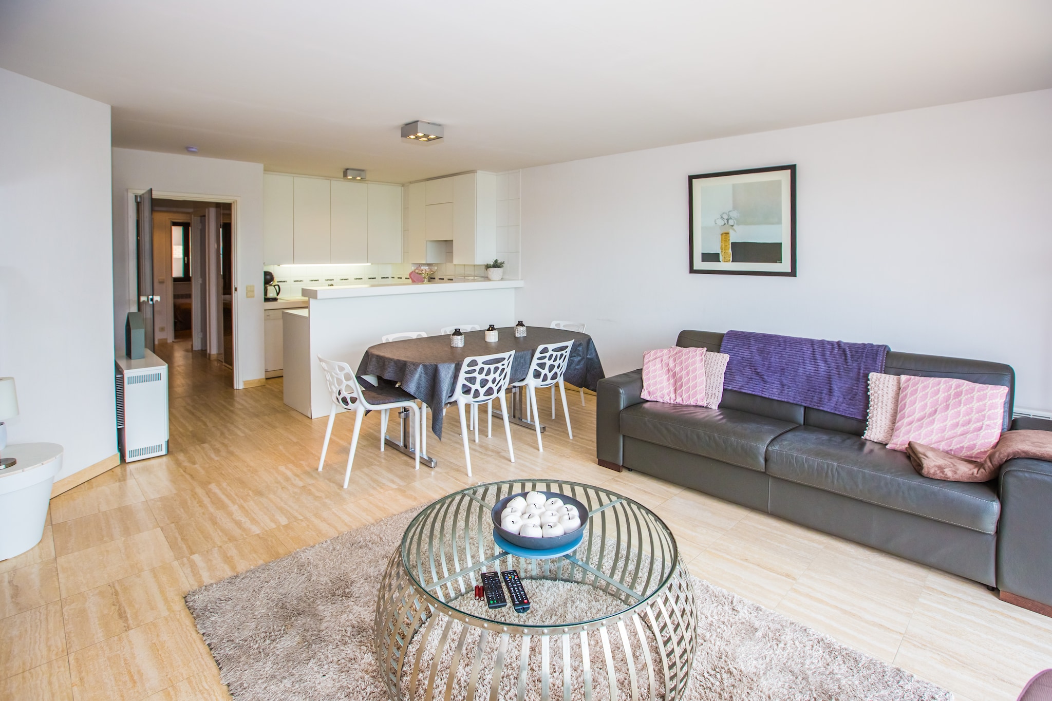 Spacious and comfortable apartment on the 2nd floor with 2 bedrooms (1 bedroom with double bed, 1 bedroom with 2 single beds), ideal for families or groups of friends.  The bright and cozy living room includes a sofa bed for 2 people and opens onto a sunny terrace, perfect for relaxing and enjoying the sun. The open, fully equipped kitchen provides all the comforts needed to cook, and there is a practical storage room, a bathroom with bathtub, and a separate toilet.  The residence is perfectly located, close to the promenade and within walking distance of a tram stop, making the beach, shops, and restaurants easily accessible &mdash; an ideal location for a relaxing seaside holiday!  Wifi: yes - parking: not included - sheets: bring your own - towels: bring your own.