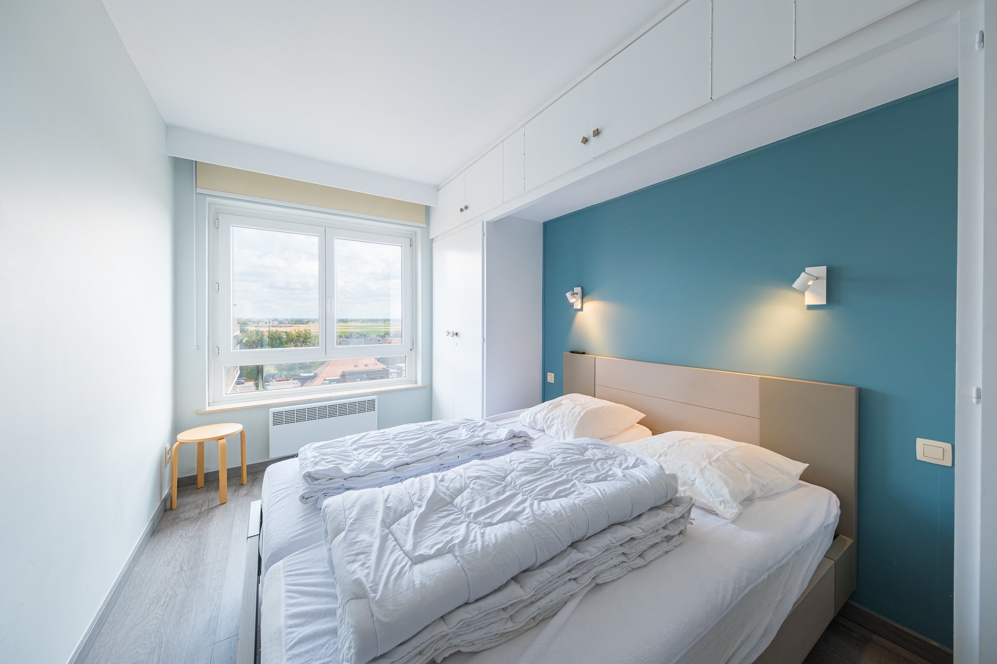 On the 7th floor: (open kitchen(electric kettle, coffee machine, oven, microwave, fridge-freezer, Juicer, dishes and cutlery, Cooking basics), Living/diningroom(double sofa bed, TV(digital), dining table, radio), bedroom(double bed(twin duvet, 160 x 200 cm)), bedroom(bunk bed(duvet, 80 x 200 cm)), bathroom(shower, washbasin, toilet), toilet(toilet))\n\nInternet access, terrace, lift