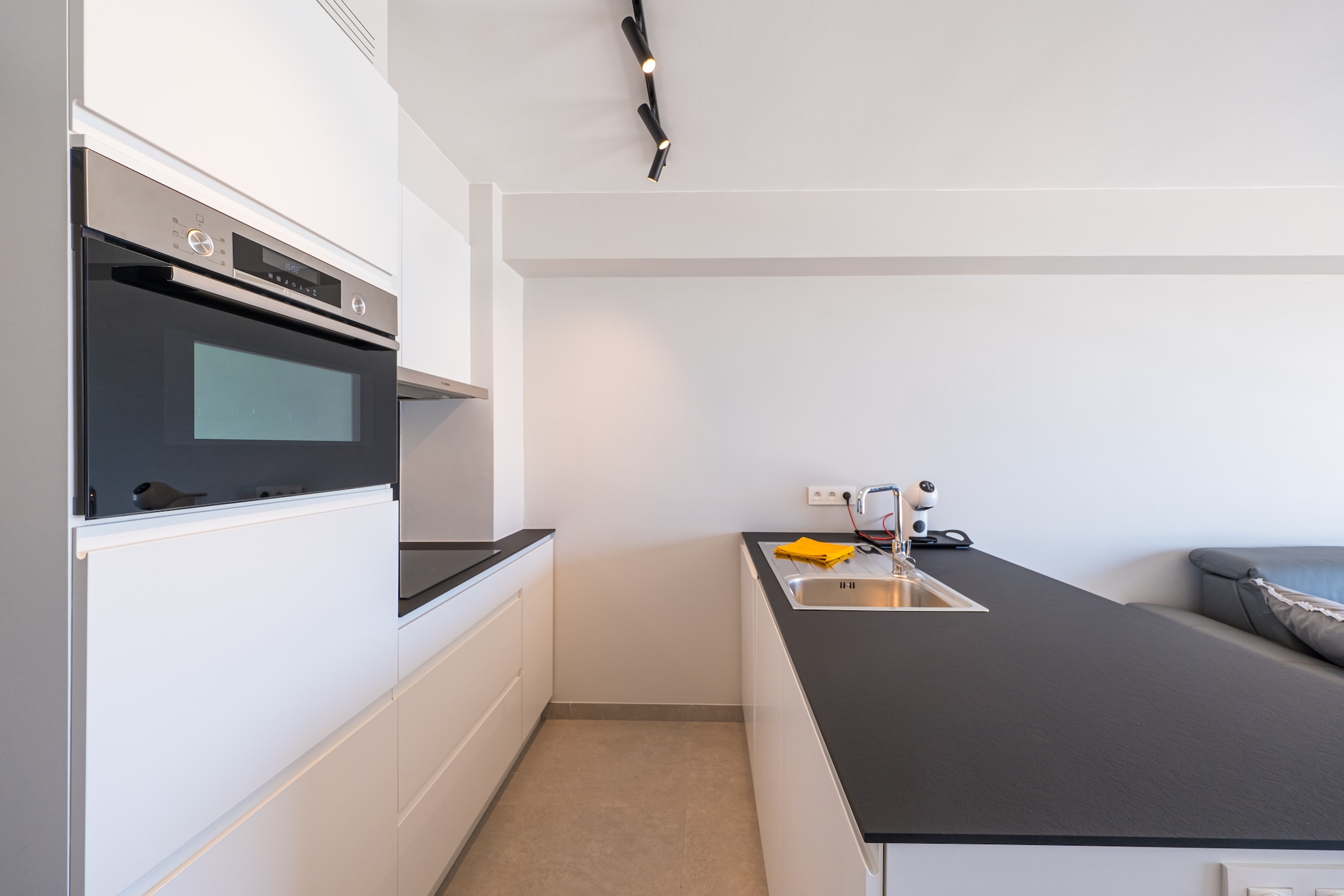 Spacious and bright apartment on the 2nd floor, perfect for families or groups, with 3 bedrooms: one with a double bed, one with 2 single beds, and one with a bunk bed.  The light-filled, spacious living room offers a beautiful view of the seafront, while the nicely renovated open kitchen is fully equipped for a carefree stay. The bathroom with walk-in shower and toilet and an additional separate toilet provide extra comfort for the whole family.  At the rear, you will find a long terrace, perfect for relaxing and enjoying the fresh air. A washing machine is also available for convenience.  This beautiful residence is located right on the seafront, with the beach and the sea just steps away &ndash; the perfect location for an unforgettable coastal holiday!  Wifi: yes - parking: not included - sheets: bring your own - towels: bring your own.