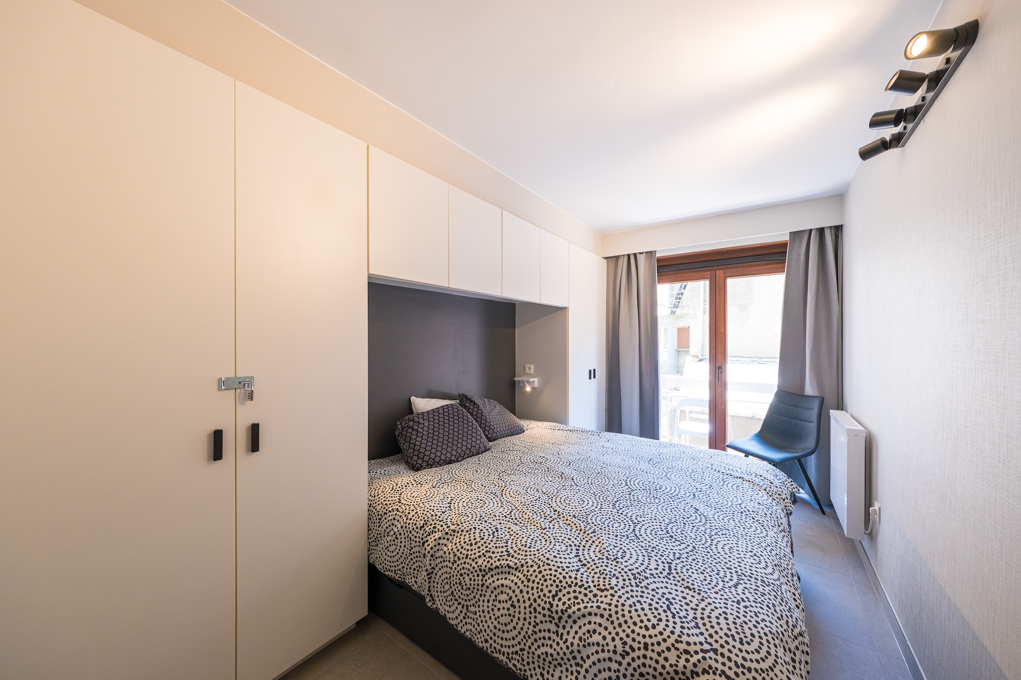 On the 2nd floor: (open kitchen(electric kettle, toaster, coffee machine, oven, microwave, dishwasher, fridge-freezer, Juicer, dishes and cutlery, Cooking basics), Living/diningroom(double sofa bed, TV(digital), dining table), bedroom(double bed(twin duvet, 180 x 200 cm)), bedroom(double bed(twin duvet, 180 x 200 cm)), bedroom(bunk bed(duvet, 80 x 200 cm)), bathroom(shower, washbasin), toilet(toilet), toilet(toilet))\n\nInternet access, tumble dryer, washing machine, balcony or terrace, heating(electric), bicycle storage, lift, high chair, ironing board, iron