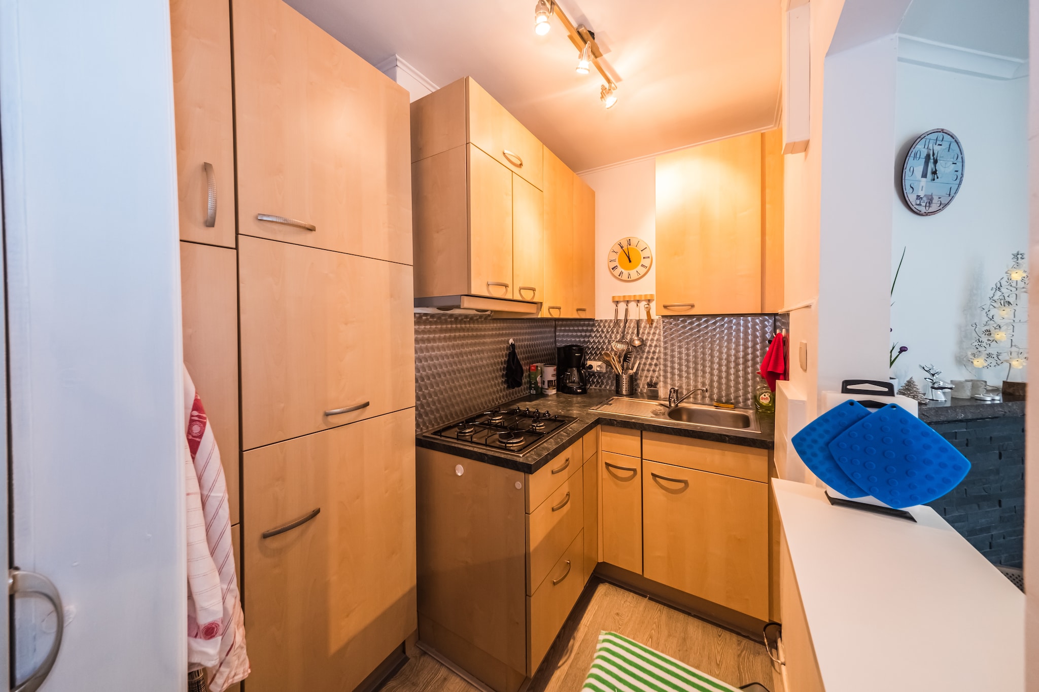 This studio on the 1st floor offers everything for a comfortable stay by the sea. The studio features a sleeping area with a comfortable double bed and a spacious living room with a sofa bed for two. Thanks to the floor-to-ceiling windows across the entire width, the apartment is filled with natural light and offers a beautiful sea view. There is also a practical semi-open kitchen and a bathroom with toilet. The sleeping area can be closed off for extra privacy. This residence enjoys a prime location: within walking distance to shops and the tram, and directly on the seafront and beach. Perfect for enjoying the sea, sun, and comfort. Wifi: yes - parking: not included - sheets: bring your own - towels: bring your own.