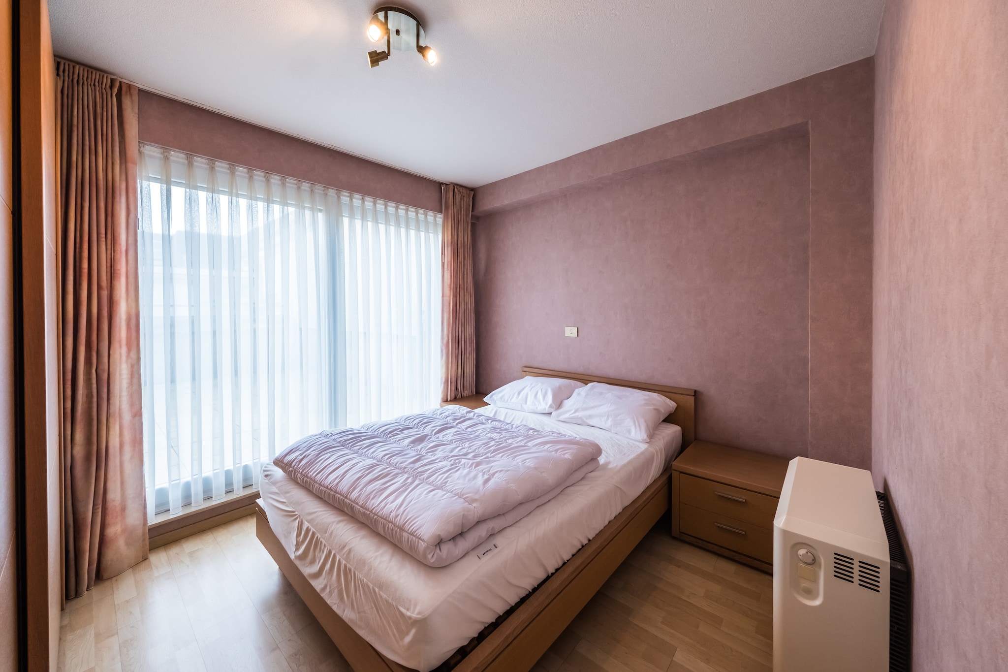 On the 1st floor: (open kitchen(electric kettle, toaster, coffee machine, combination microwave, dishwasher, fridge-freezer, dishes and cutlery, Cooking basics), Living/diningroom(TV(digital), dining table, seating area), bedroom(double bed(twin blanket, 140 x 200 cm)), bedroom(3-person bunk bed(blanket, 90 x 200 cm, 140 x 200 cm)), sleeping niche(single folding bed), bathroom(shower, washbasin, toilet), toilet(toilet))\n\nInternet access, balcony, heating(electric), bicycle storage, lift