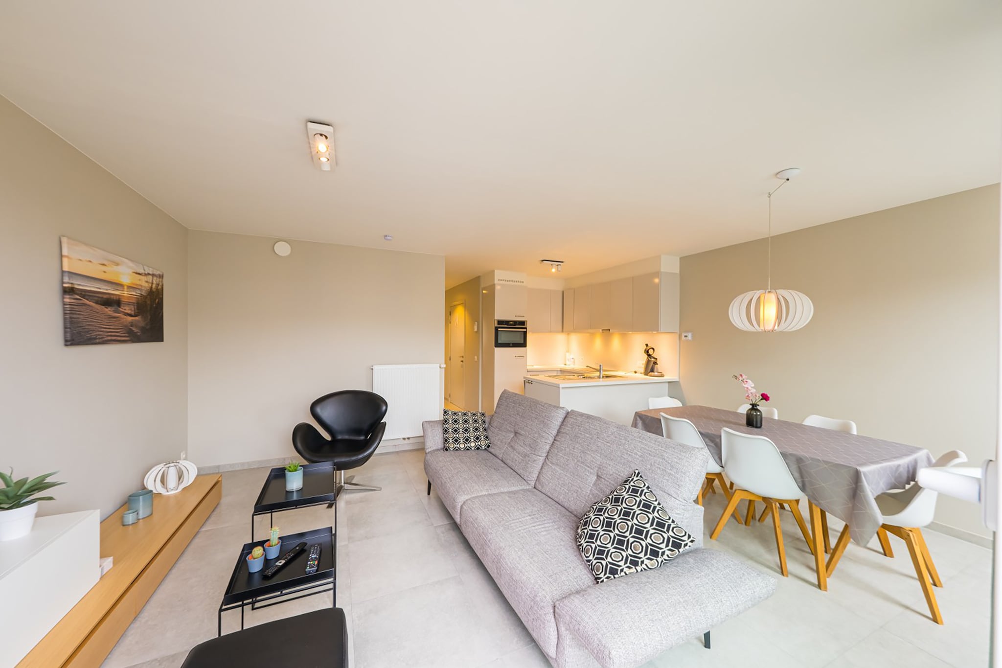 Apartment on the 4th floor with two bedrooms: one with a double bed and one with two single beds, ideal for families or groups of friends. The bright living room opens onto a fully equipped open kitchen and a sun-facing terrace with partial sea view, perfect for breakfast in the sun or a relaxing evening. The modern bathroom features a walk-in shower, and there is a separate toilet for extra comfort. This recent residence stands out for its contemporary architecture, offering a stylish and comfortable environment. Thanks to the central location, you are within walking distance of Epernay Square, shops, restaurants, the seaside promenade, and the beach. Tram stop and city park are nearby. The apartment is also fully accessible for less mobile guests, making it ideal for a stress-free holiday. Wifi: yes - garage: included - sheets: bring your own - towels: bring your own.