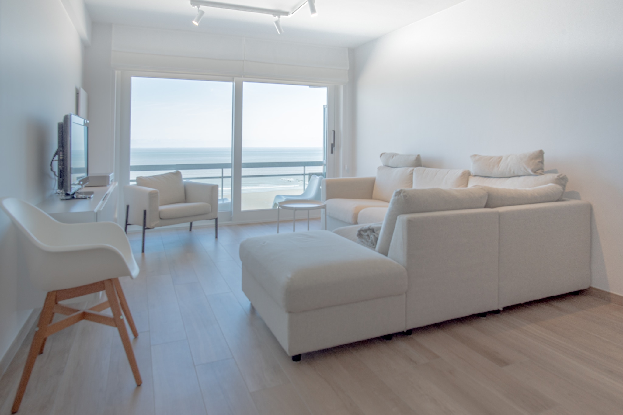 Apartment on the 8th floor, fully renovated and luxuriously furnished, ideal for 4 people. It features 2 spacious bedrooms, each with a comfortable double bed.  The bright and stylish living area offers a fully equipped open kitchen with island and an adjacent dining table. The cozy seating area opens onto the terrace with breathtaking sea view.  The luxurious bathroom comes with a walk-in shower, and there is a separate toilet. At the rear, you&rsquo;ll find a south-facing terrace with view over the dunes, perfect for enjoying the sun and tranquility.  The apartment exudes a modern and timeless atmosphere. The stay also includes a parking space in the underground garage.  Wifi: yes - parking: included - sheets: bring your own - towels: bring your own.