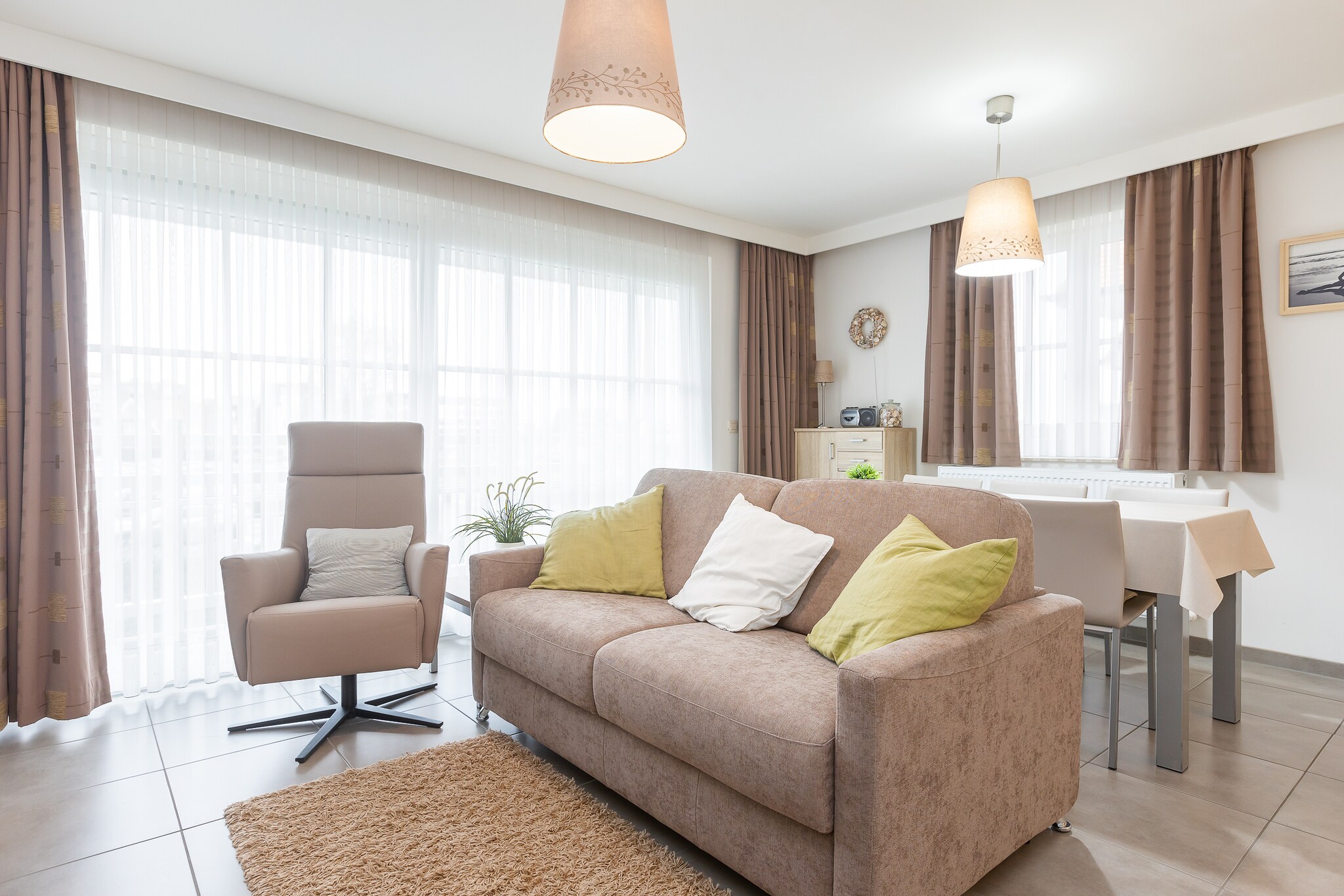 Please note: maximum rental period of 2 consecutive weeks. This well-kept apartment on the 1st floor is perfect for a comfortable stay for two people. It features one bedroom with a double bed, a bright and cosy living room with access to a sunny terrace, an open fully equipped kitchen, a storage room, a bathroom with shower, and a separate toilet. Everything is very neat and well maintained. The residence is ideally located, close to the seafront and within walking distance of the Duinenweg and Casino Square. Shops and all amenities in the town centre can be reached in about fifteen minutes on foot. An ideal base for enjoying peace, the beach, and beautiful coastal walks. Wifi: yes - parking: not included - sheets: bring your own - towels: bring your own.