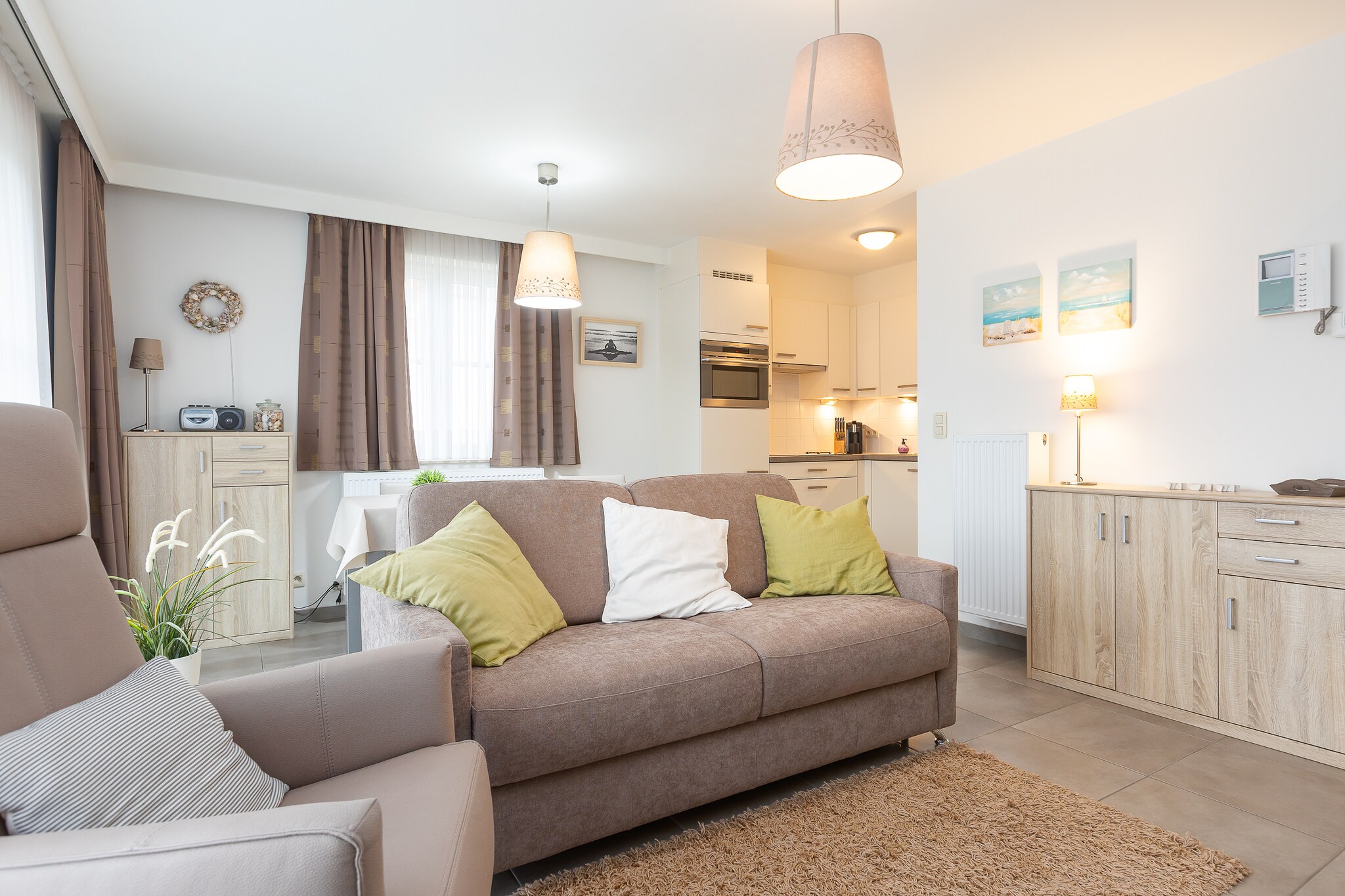 Ground floor: (Living room(TV, dining table, seating area, radio), Kitchen(coffee machine, oven, microwave, fridge(+ freezer), Juicer), bedroom(double bed(twin duvet, 140 x 200 cm)), bathroom(shower, hairdryer), toilet(guest toilet), bicycle room, storage, Internet access, terrace, lift)