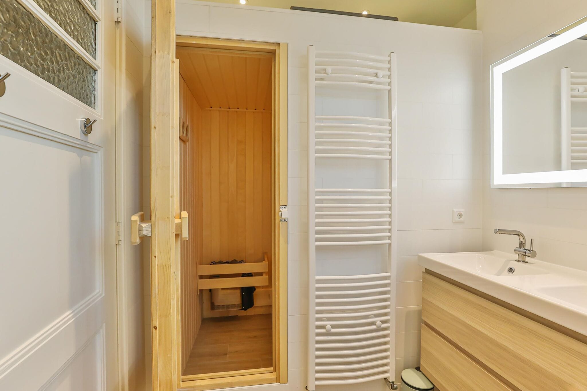 Villa unique à Rinsumageest avec un sauna