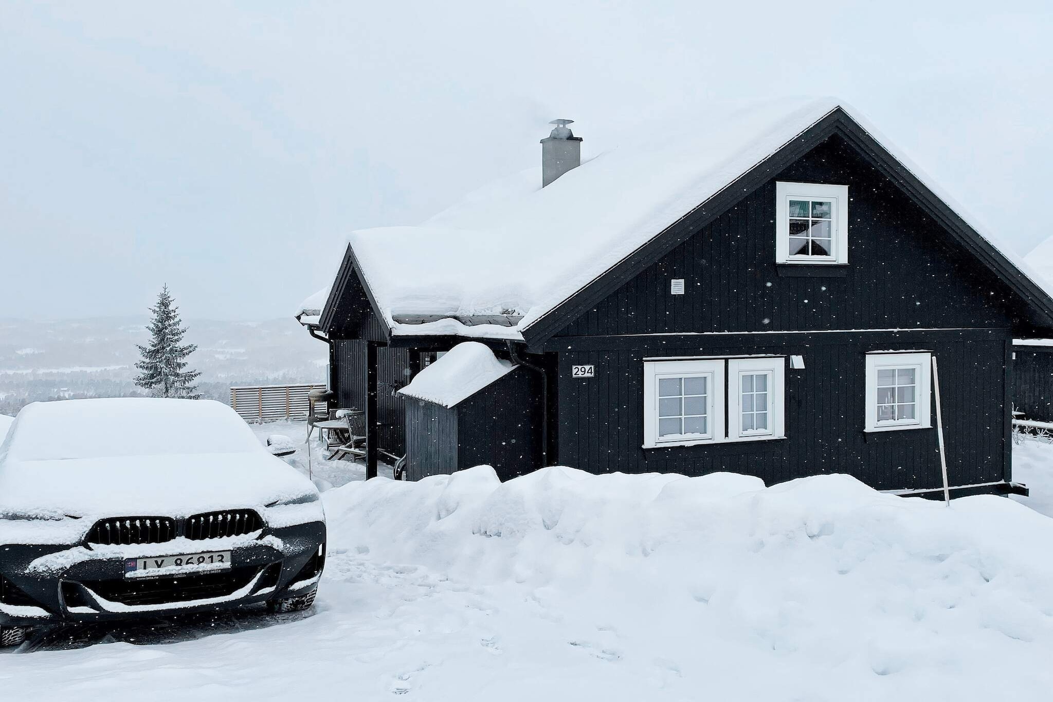 Lovely holiday home situated high up in the mountain side with panoramic views. Ski in/ski out and cross-country trails right next to the cabin, as well as child-friendly winter activities nearby. The cabin has a large entrance area with plenty of space, a well-equipped kitchen, and good beds. One bedroom on the main floor with a family bunk; the lower bunk is 160 cm and the upper bunk 90 cm. On the same floor, there is an open living room/kitchen with plenty of space in the dining area. Lovely wood stove for cold days; firewood can be purchased from the landlord. One bathroom on this floor. On the first floor, there are two additional bedrooms, one with a double bed and one with two beds at 120 cm each. There is a WC on this floor. In Vinje municipality, there are hundreds of small and large lakes and good fishing opportunities. In addition, Rauland has wonderful hiking opportunities, moose safaris and various great activities for children. A short drive of 45 minutes will get you to Rjukan, where you can follow in the footsteps of Norwegian 2. world war and industrial history.