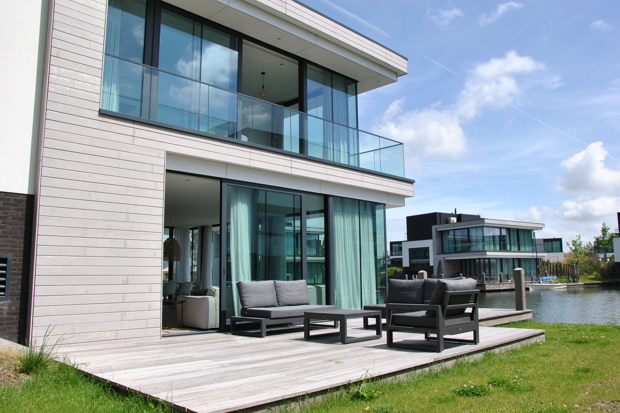 Luxury villa with private jetty on the Veerse Meer