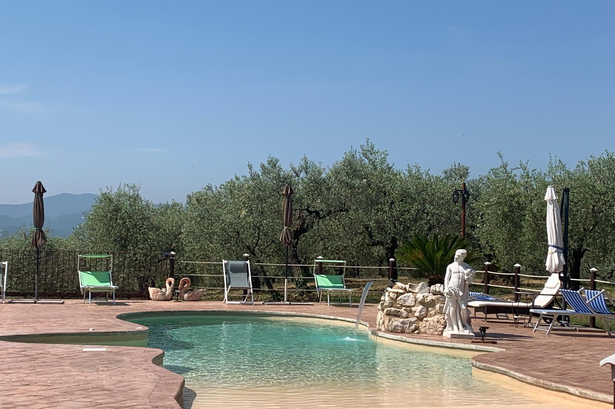 Pittoreske boerderij in Spoleto met buitenzwembad