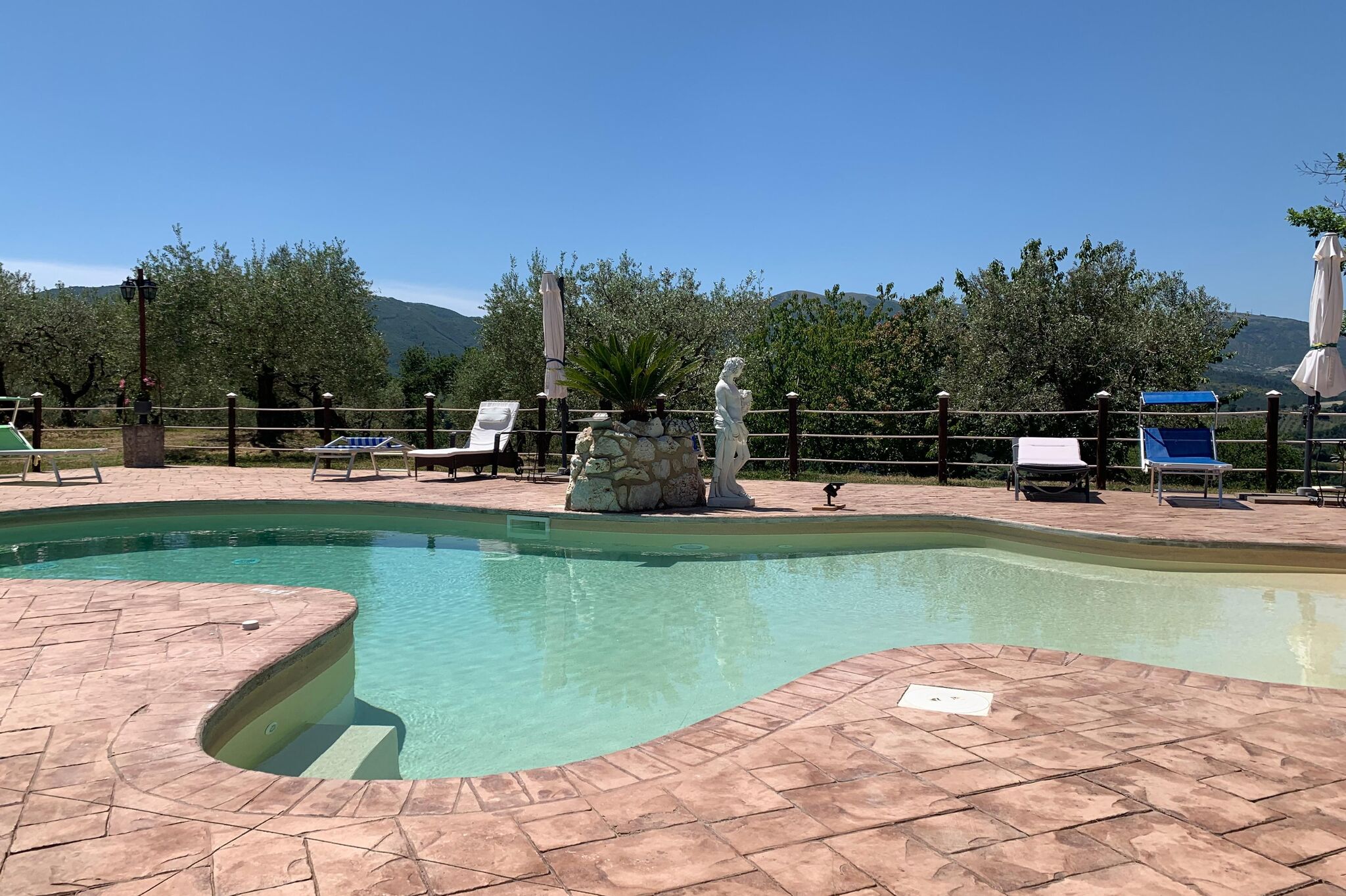 Pittoreske boerderij in Spoleto met buitenzwembad