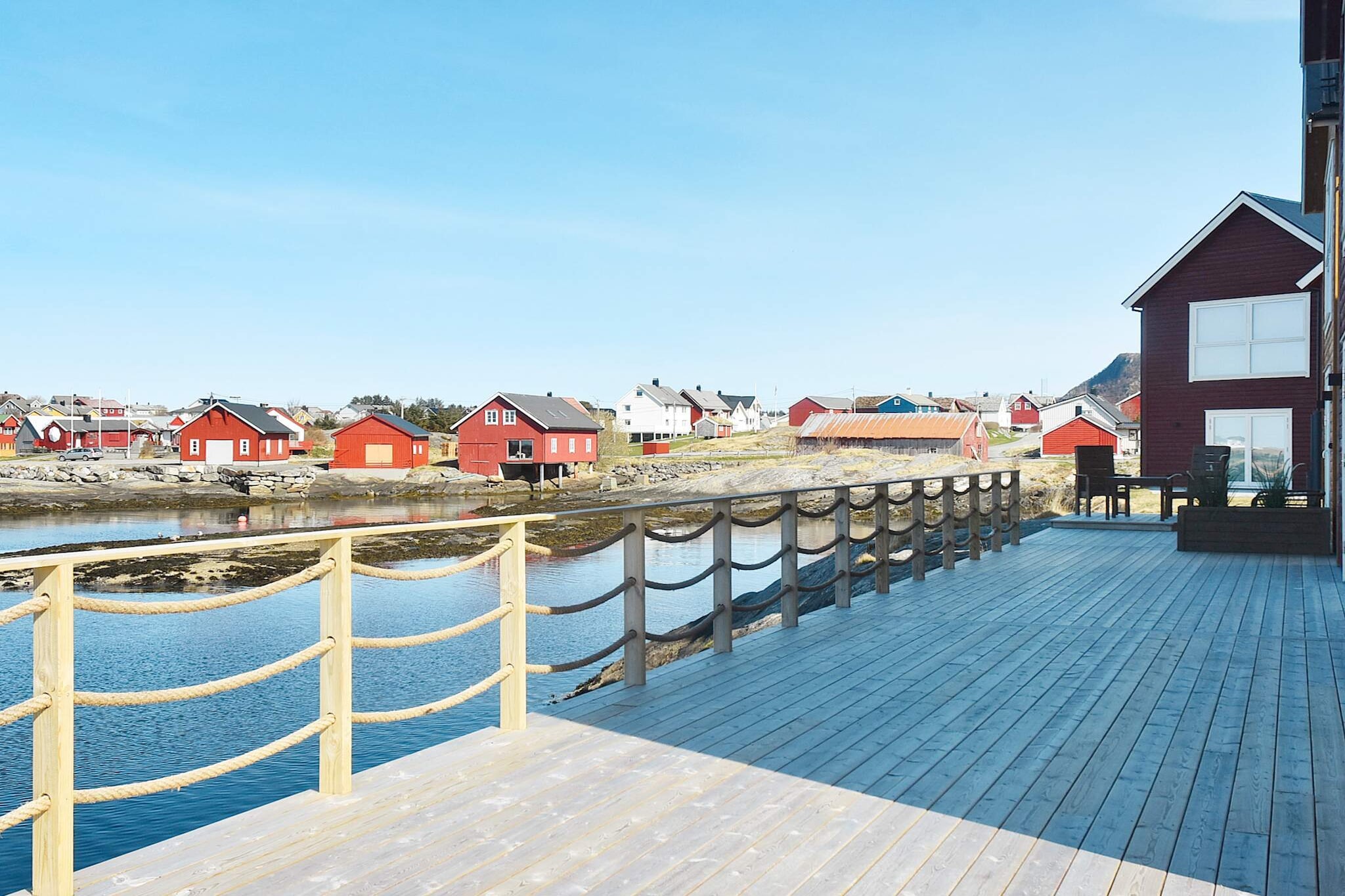 Holiday house/fisherman’s cabin at the end of a line of cabins in the well-known fishing village of Bud, close to great fishing spots. Final cleaning included. The fisherman’s cabin has a living room on the ground floor with access to a large terrace. On the first floor, there is a combined living room and kitchen. 3 bedroms. Apple TV with Altiboks for Norwegian, Nordic, and German channels. Internet via fibre, 500 Mbits. The single bed is 120 cm wide. Great fish restaurant etc. 1.1 km away. Experience the 7 km long coastal path. Ergan Coastal Fort and Coastal Museum: The coastal fort is a war history museum from the Second World War. The coastal museum shows life along the coast from the Stone Age until the construction of the viking ship Ormen Lange. From the mountain Gulberget, 160 m.a.s.l., there is an incredibly beautiful view of the fishing village of Bud. Atlanterhavsveien 26 km from the holiday home. The beach Farstadsanden 16 km away, with good waves for surfing and kiting. 29 km to Gaustadvågen nature reserve, which can be recommended for bird watchers and hikers. Covered fish filleting area with running water and light. Boats needs to be ordered at the same time as the holiday home, as the boats can be rented by several units. 800 m to the rental boats: 1x 23-foot Dolmøy with cabin, 90 HP, sonar and 8 rod holders 1x 21-foot Kvernø 630 with 80 HP Yamaha, GPS/chart plotter/sonar, 8 rod holders 1x 20-foot Poseidon with 50 HP motor, sounder, 8 rod holders