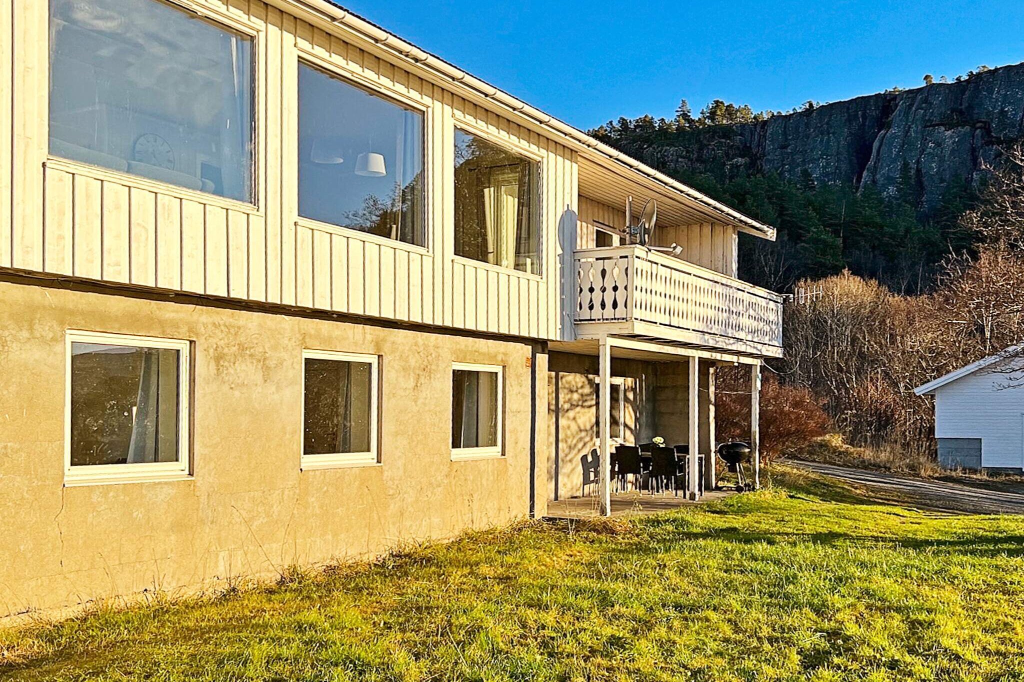 Internet Access DSL, open kitchen(cooker(electric), hood, coffee machine(filter), microwave, dishwasher, fridge, freezer(> 250L), tumble dryer(shared with other guests), washing machine(shared with other guests), high chair), Living/bed room(40 m2)(TV(german television channels, norvegian TV channels ), netflix), bedroom(2x single bed, cot), bedroom(2x single bed), bedroom(single bed), bedroom(single bed), bathroom(bathtub or shower, washbasin, toilet), heating(electric), terrace(8 m2), garden furniture, BBQ, parking