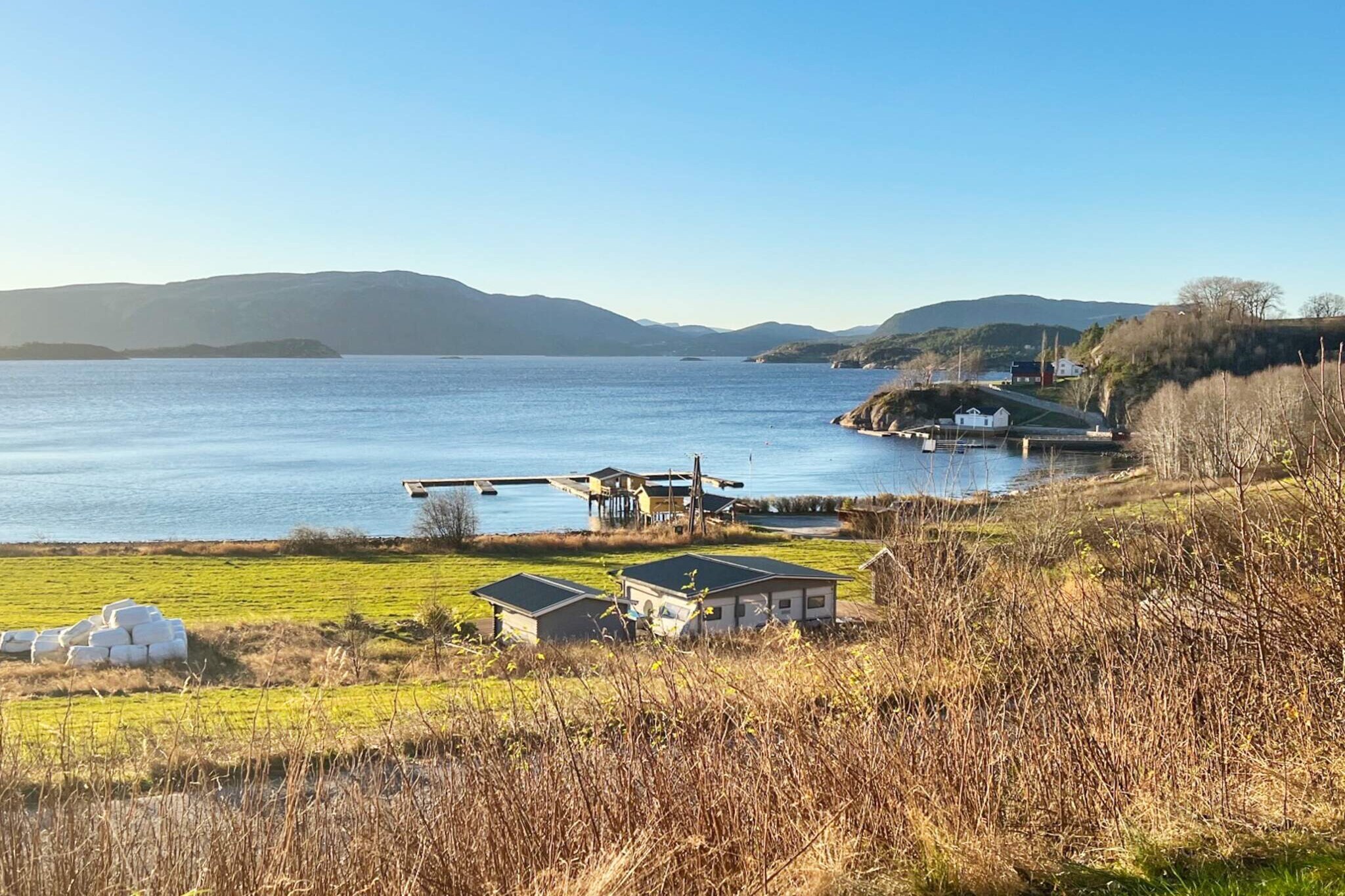 South-facing, beautifully situated holiday apartment on the plinth floor of a holiday home by the Hemnefjord. Linen/towels, electricity and final cleaning included in the price. This is one of four units at Rottem, the other units are 51604, 51605 and 51608. The holiday apartment has a combined kitchen and living room, there is a fireplace in the living room. TV: Smart TV with HBO and Netflix. German TV channels via Astra1. Internet for streaming. The single beds can be combined into double beds. 15 m to laundry room. Swimming facilities: 17 km to a long shallow beach, 250 m to jetty and 400 m to rocks. In this area, you can experience the northern lights from October. The local area has several hiking trails along the fjord and in the mountains. The area is perfect for great fishing holidays, here you can fish in protected areas inside the fjords as well as in open waters further out. Boats can be hired on request in the period from October to March. 250 m to rental boats: 1x 19-foot Kvernø with 60 HP engine, GPS/chart plotter/sonar, 8 rod holders. 1x 17-foot Kvernø with 40 HP engine, GPS/chart plotter/sonar, 4 rod holders. The boats need to be ordered at the same time as booking the holiday apartment.