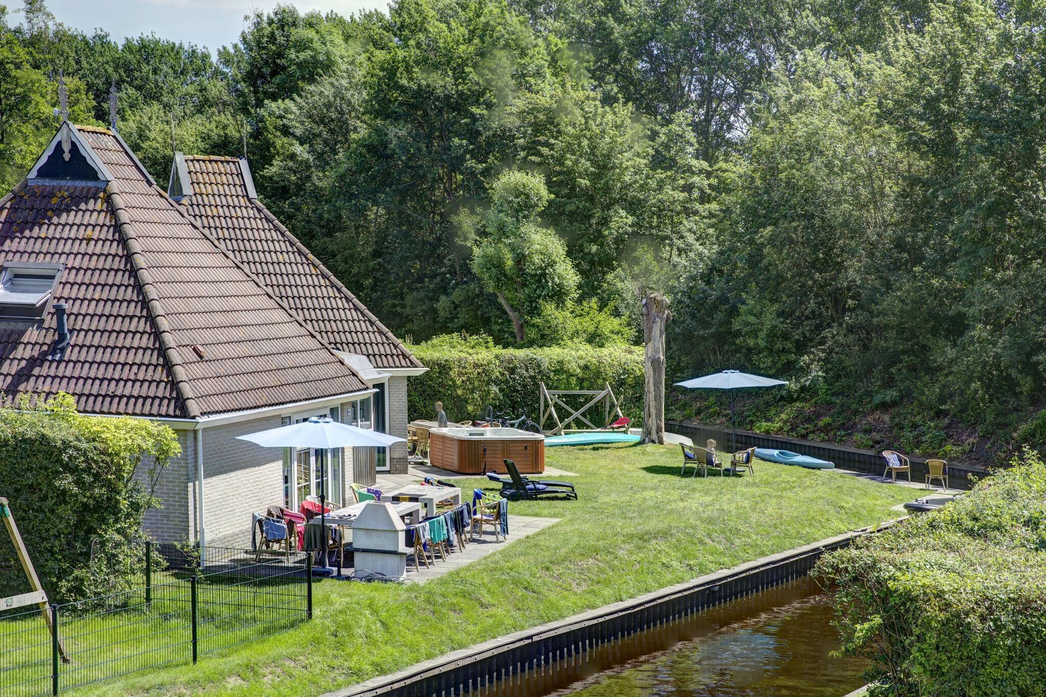 Familienhaus in Friesland mit Sauna und Spa im Freien
