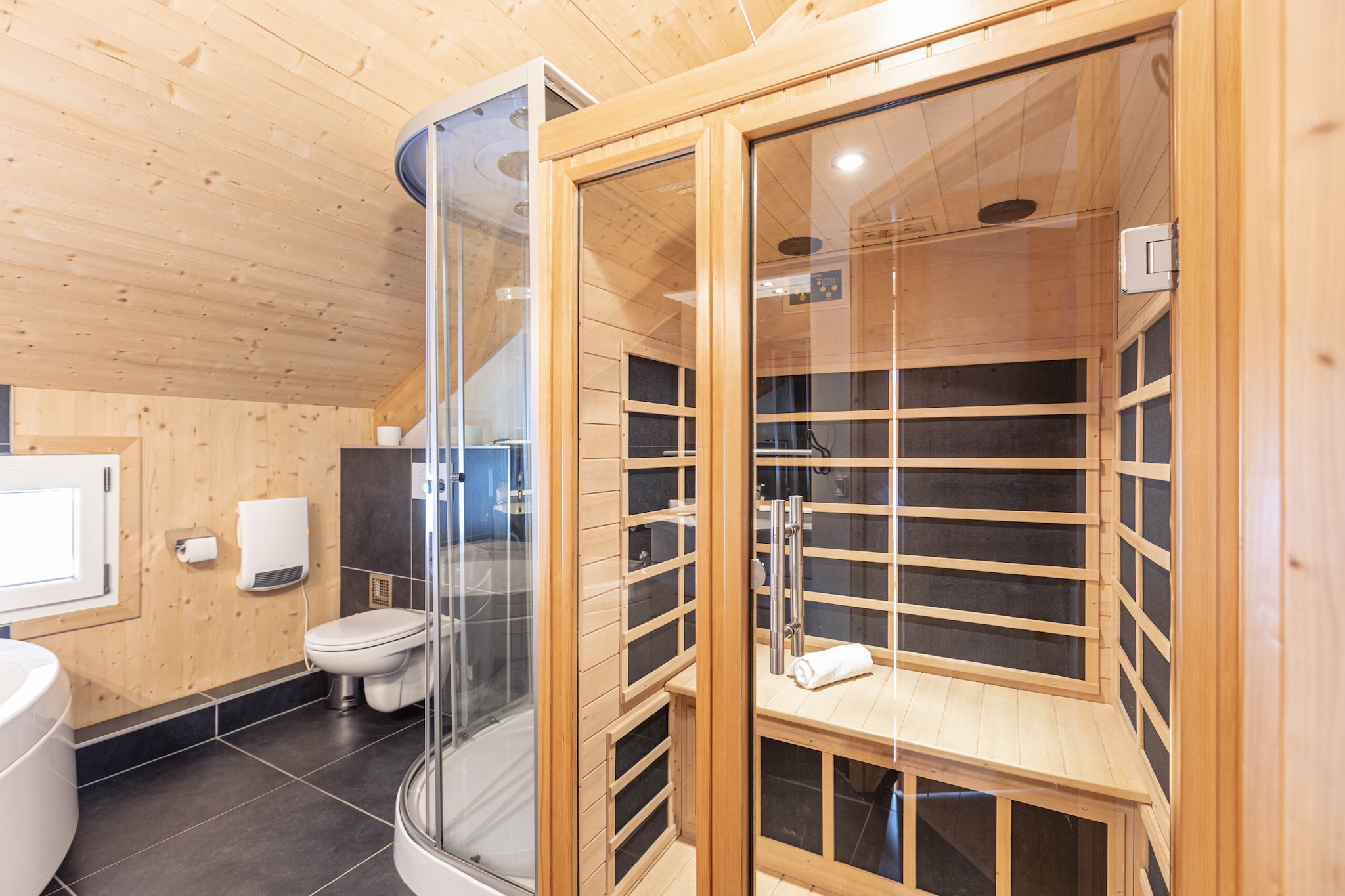 Spacious chalet with IR Sauna and whirlpool