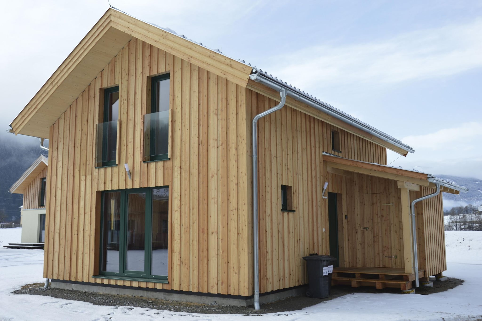 Ground floor: (hallway(ski boot heaters), Living room(TV(cable, satellite), dining table, DVD player, Blu-ray player, radio, gas fireplace), open kitchen(hob(4 ring stoves, ceramic), electric kettle, toaster, cooker(ceramic), coffee machine(filter), oven, microwave, dishwasher, fridge(+ freezer), dishes and cutlery(Bowls, chopsticks, plates, cups, etc.)), bathroom(shower, toilet), Internet access)\n\nOn the 1st floor: (bedroom(double bed), bedroom(double bed), bedroom(double bed), bedroom(single bed, bunk bed), bathroom(bathtub or shower, infrared sauna, washbasin, toilet, hairdryer))\n\nBubble bath, carport, cot, washing machine, heating(electric, central), terrace, garden, garden furniture, parking, parasol, high chair, drying cabinet