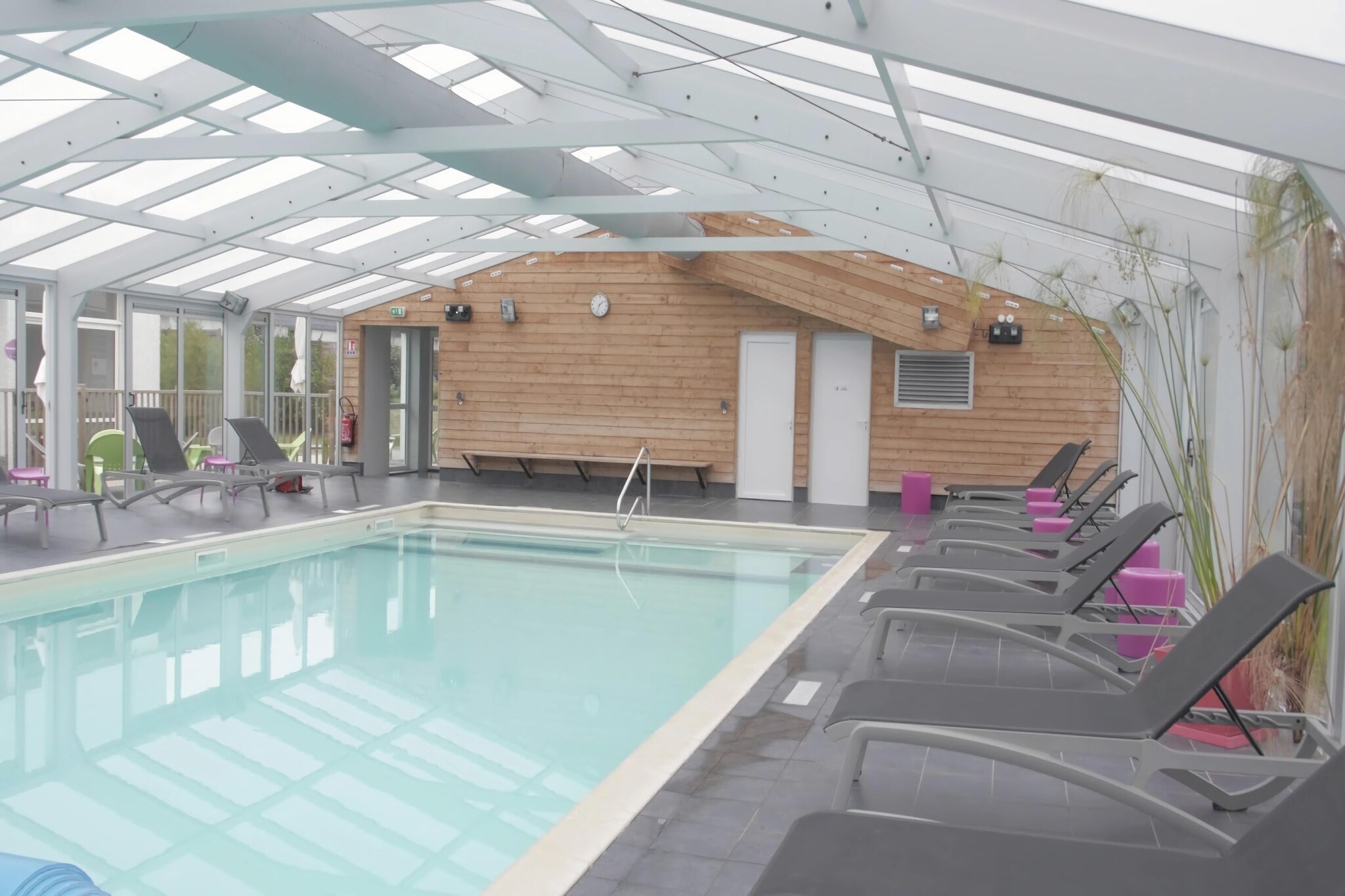 Between Saint-Malo and Saint-Brieuc, in the small seaside resort of Saint-Cast-le-Guildo, the holiday complex is located within a 4-hectare park. It comprises 63 residential units and offers direct access to the sea. A heated indoor pool, a wellness area with hammam, whirlpool, massages and various leisure activities such as table tennis, slackline and a volleyball court are available to guests (some for a fee). Seasonally, the facility offers animation for young and old. There are other sporting activities such as golf, tennis and horseback riding in the vicinity. Take a trip to Saint-Malo and Mont-Saint-Michel or the well-known Cap Fréhel.