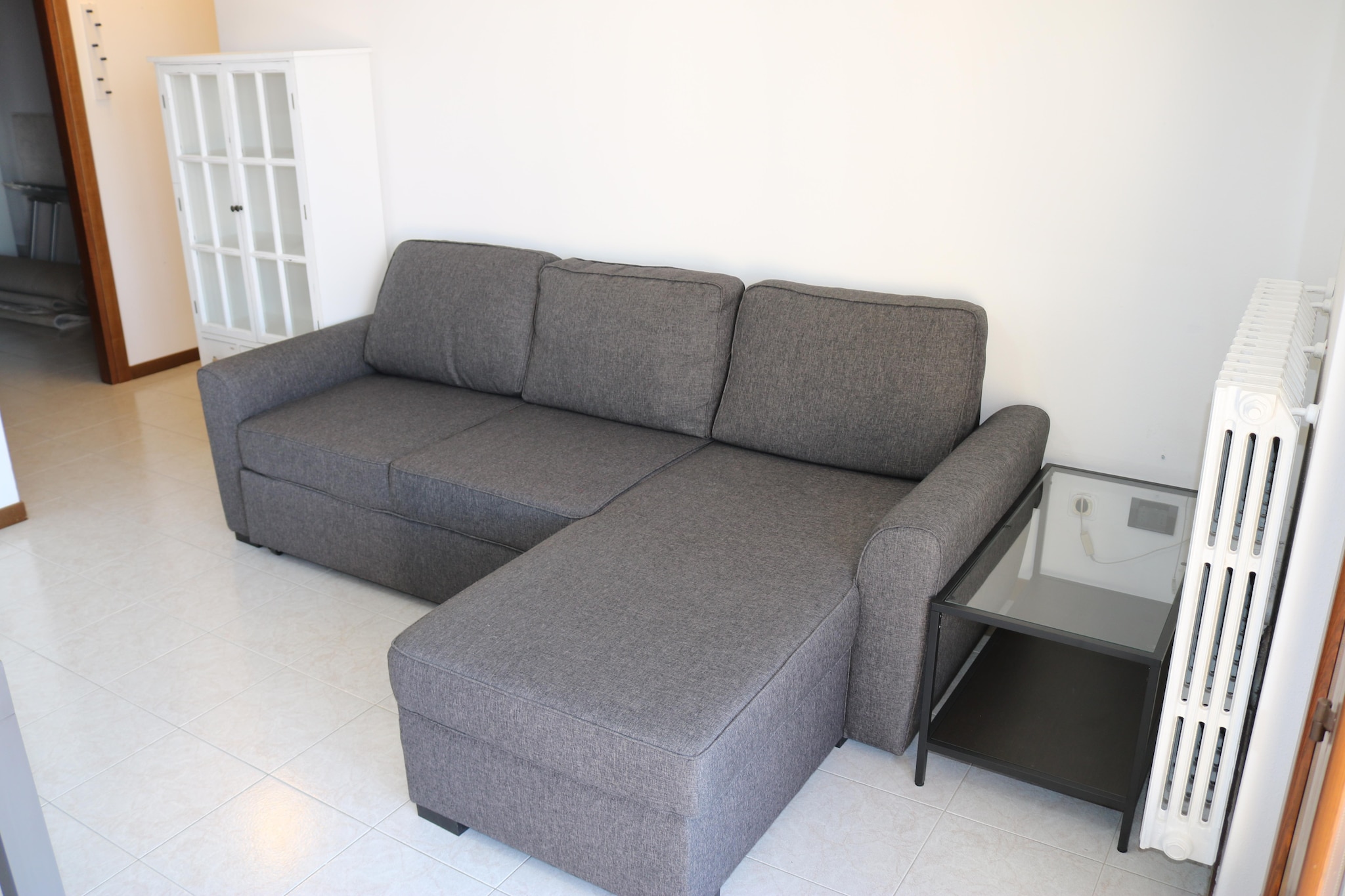 800 m from the historic center of Lazise, in a complex of forty units, with swimming pool and covered parking space in the Barum area, Beautiful holiday apartment on the first floor, for 4 people.
Large balcony with lake view on the west side and small balcony on the east side.
New furniture.