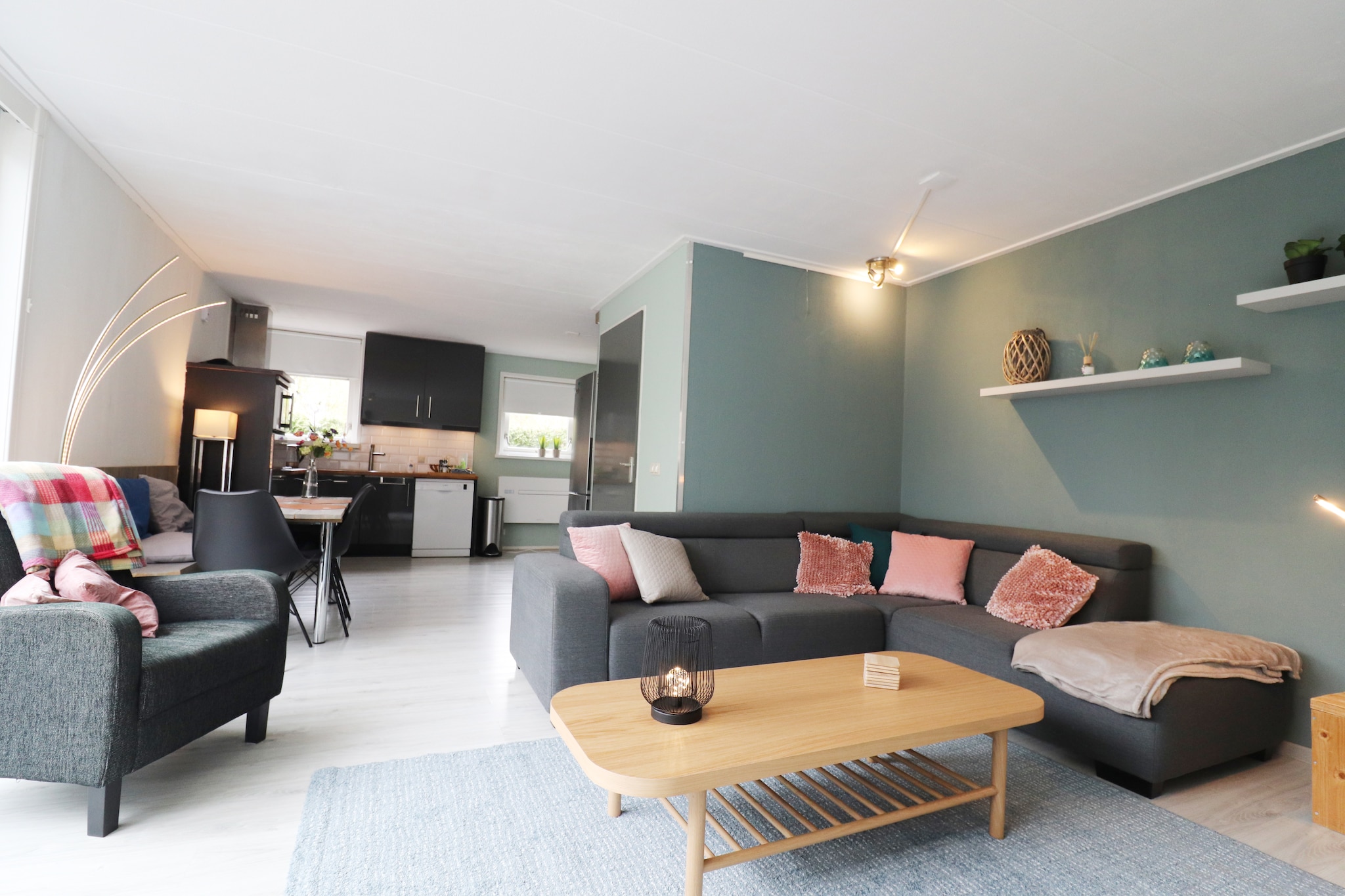 Ground floor: (hallway, Living room(TV, stove(wood), seating area, air conditioning), Living room(TV, stove(Pellet), seating area, air conditioning), Kitchen(hob, electric kettle, coffee machine(cups), combination microwave, dishwasher, fridge-freezer), Kitchen(hob, electric kettle, coffee machine, microwave, dishwasher, fridge-freezer), toilet(washbasin, toilet), toilet(washbasin, toilet), conservatory)\n\nOn the 1st floor: (bedroom(double bed, air conditioning), bedroom(double bed, air conditioning), bedroom(bunk bed, air conditioning, insect screens), bedroom(double bed, insect screens), bedroom(double bed, insect screens), bedroom(single bed, single bed, insect screens), bathroom(shower(walk-in shower), washbasin, washbasin, toilet), bathroom(shower, washbasin, washbasin, toilet))\n\ntumble dryer, Bubble bath, washing machine, garden doors, air conditioning, terrace, garden, garden furniture, children\'s bed, high chair