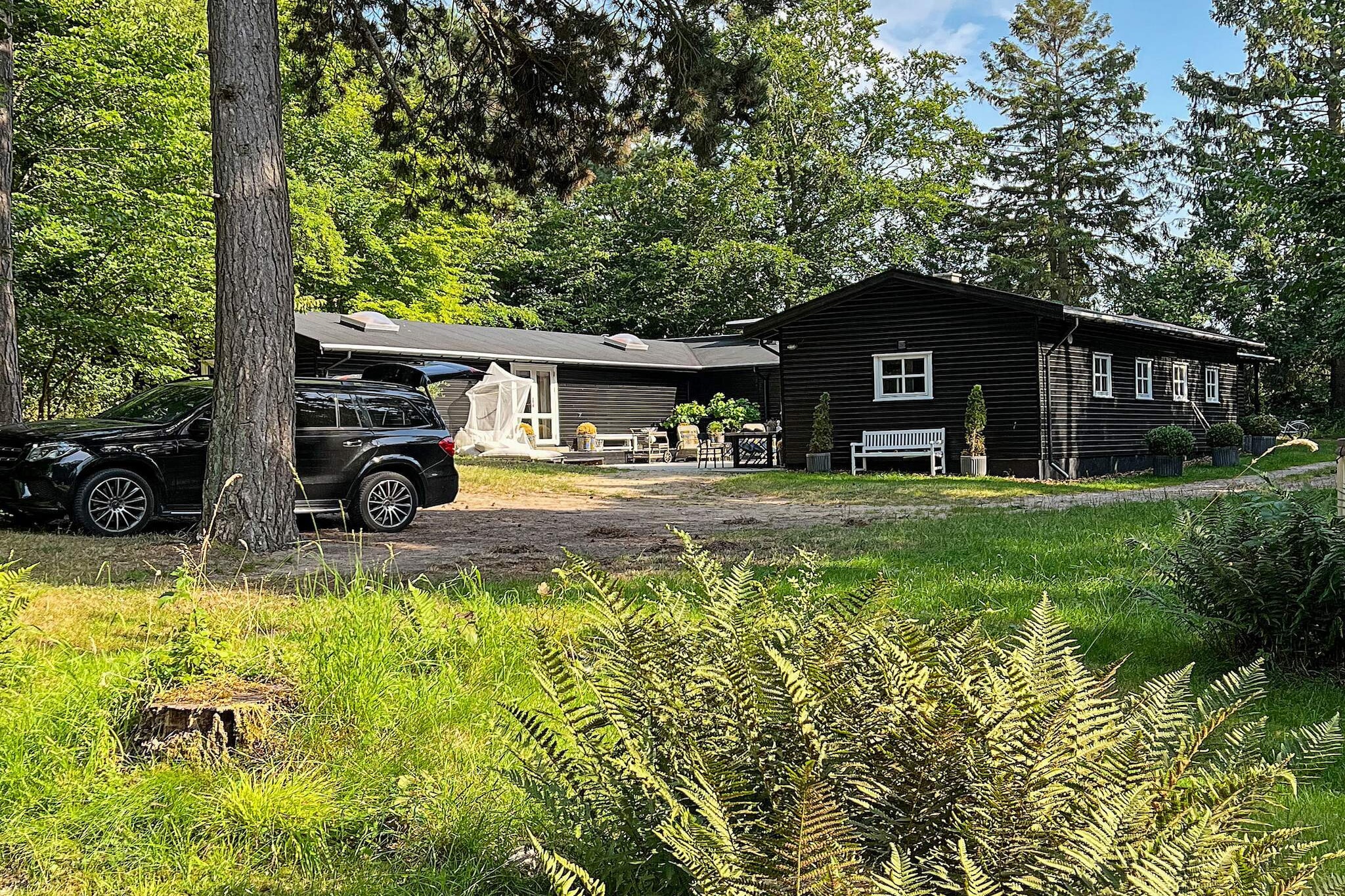 Internet Access DSL, Kitchen(cooker(4 ring stoves, gas), coffee machine, oven, microwave, dishwasher, fridge, fridge-freezer, tumble dryer, washing machine), Living/bed room, bedroom(double bed), bedroom(double bed), bedroom(double bed), bedroom(single bed), bedroom(single bed, washbasin, shower, toilet), bedroom(2x single bed, washbasin, shower, toilet), bedroom(2x single bed), bedroom(4x bunk bed), bedroom(2x bunk bed), bathroom(washbasin, shower, toilet), bathroom(washbasin, shower, toilet), bathroom(washbasin, toilet), bathroom(washbasin, toilet), heating(electric), garden furniture, deckchairs, air to air heatpump