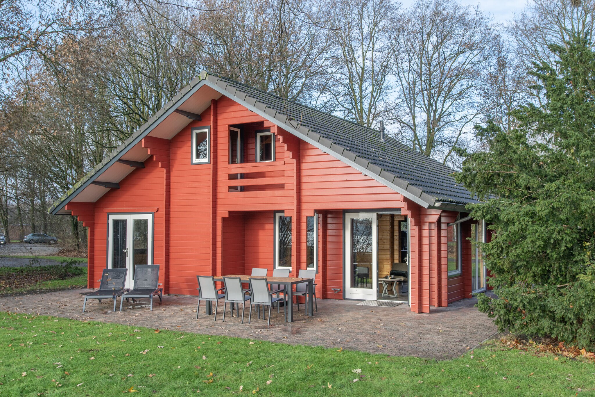 Neu gestaltete Holzhütte in einem Ferienpark in der Nähe der Maasduinen