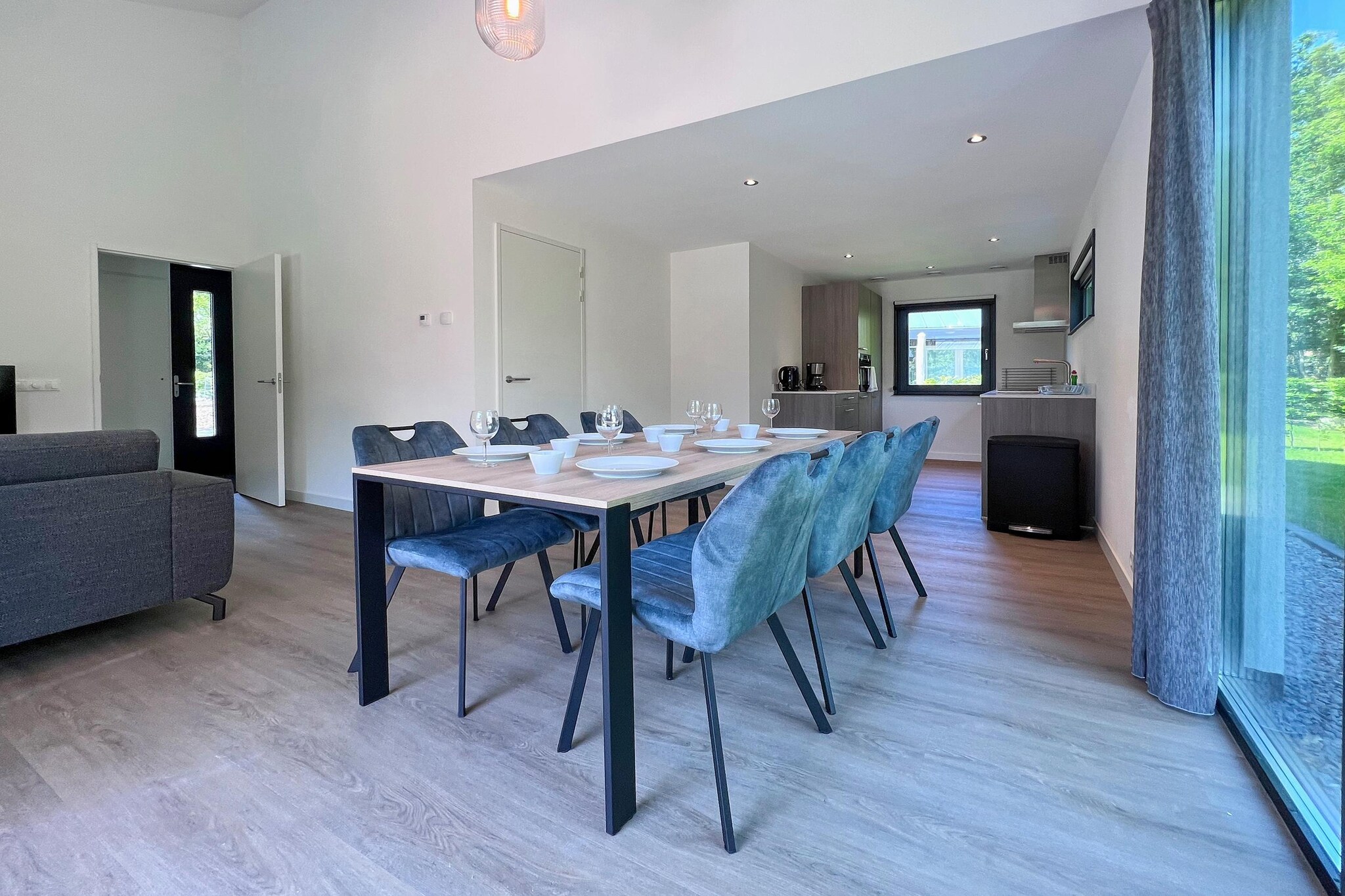 Ground floor: (Entrance, open kitchen(hob(4 ring stoves, ceramic), electric kettle, hood, coffee machine, dishwasher, fridge, freezer), Living/diningroom(TV, dining table, seating area), bedroom(double bed), bathroom(shower(walk-in shower), washbasin, toilet), toilet(washbasin, toilet), pantry(tumble dryer, washing machine), storage)\n\nOn the 1st floor: (bedroom(single bed), bedroom(double bed), bathroom(shower, washbasin, toilet), Landing, storage)\n\nheating(floor heating), terrace(private), garden(partially fenced), garden furniture, parking, solar energy, water to water heatpump