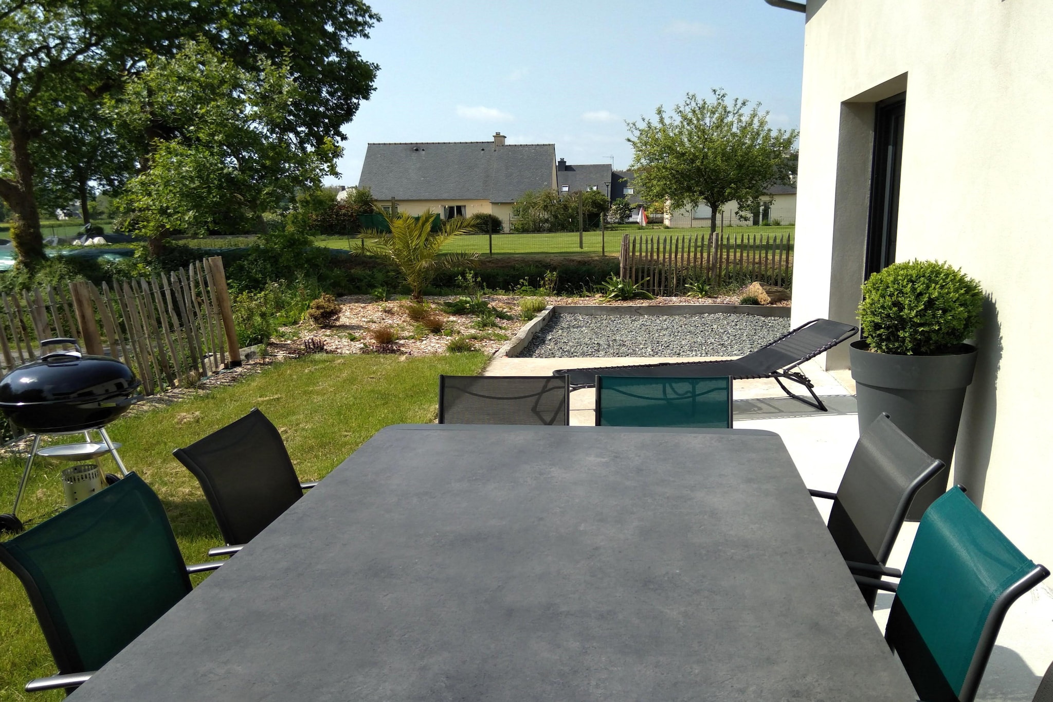 Completed in 2023, this home offers the perfect blend of traditional Breton architecture and modern comfort. With spacious living areas, 4 bedrooms and 4 bathrooms, it ensures a high level of comfort—ideal for a large family or a small group of friends. The ground-floor master suite is particularly inviting, featuring a large walk-in closet.
Outside, the property includes three private parking spaces, and bikes or additional gear can be stored easily in the garage. The location is peaceful yet practical: just 200 metres from the village centre, where you’ll find a charming crêperie and two traditional restaurants—perfect for lunch or dinner.
Nestled between land and sea, the house is only 3.5 km from the vast natural beach of Saint-Michel-en-Grève. It’s a perfect base for exploring Brittany’s northern coast: westward to the Bay of Morlaix and the spa town of Roscoff, or eastward to the stunning Pink Granite Coast and the popular seaside resort of Perros-Guirec.