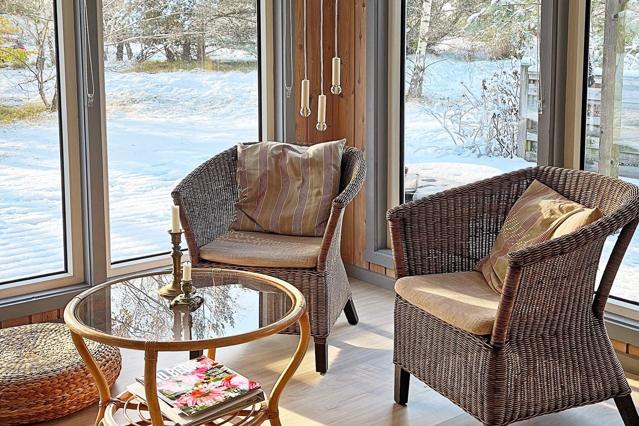 Charming summer house located in the scenic area of Vestre Sømarken, just about a kilometer from one of Bornholm’s most beautiful sandy beaches. Whether you're in the mood for gourmet dining at Bornholm’s only Michelin-starred restaurant near the beach or prefer a relaxed meal of local smoked delicacies from Bakkarøgeriet, the area offers something for every taste. The house features a spacious living and dining room with an open-plan kitchen, perfect for socializing and family time. Large glass panels flood the central living space with natural light, creating a bright and welcoming atmosphere. There are two bedrooms, each furnished with a double bed. Entertainment includes satellite TV and Chromecast access for streaming your favorite content. Step directly from the living room onto the large, south-facing terrace, which is partially covered for comfort in any weather. Here you'll find quality outdoor furniture, sun loungers, and a grill – ideal for long summer evenings. Please note that the house is not rented out to youth groups.