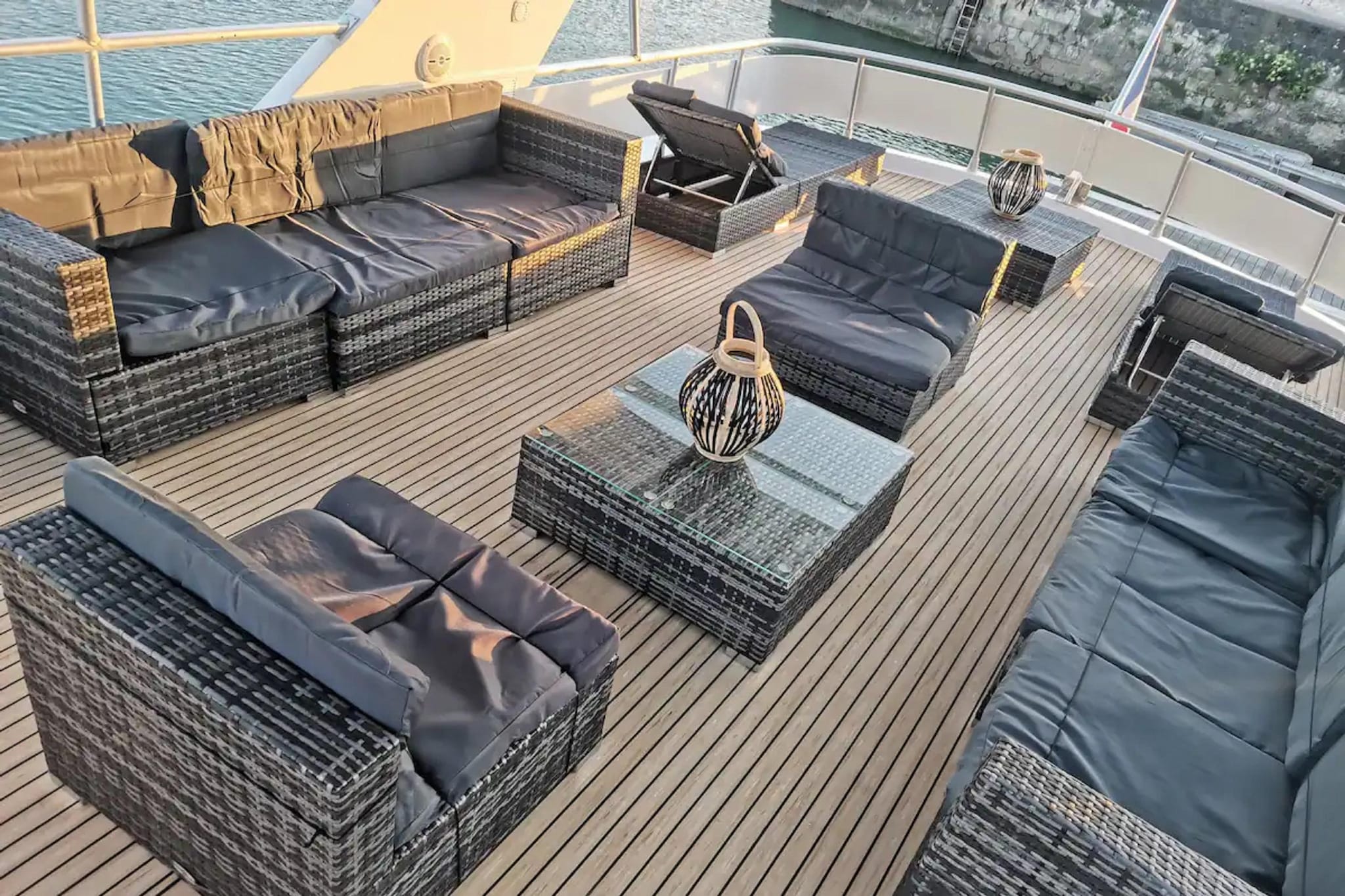 Attractive yacht with roof terrace
