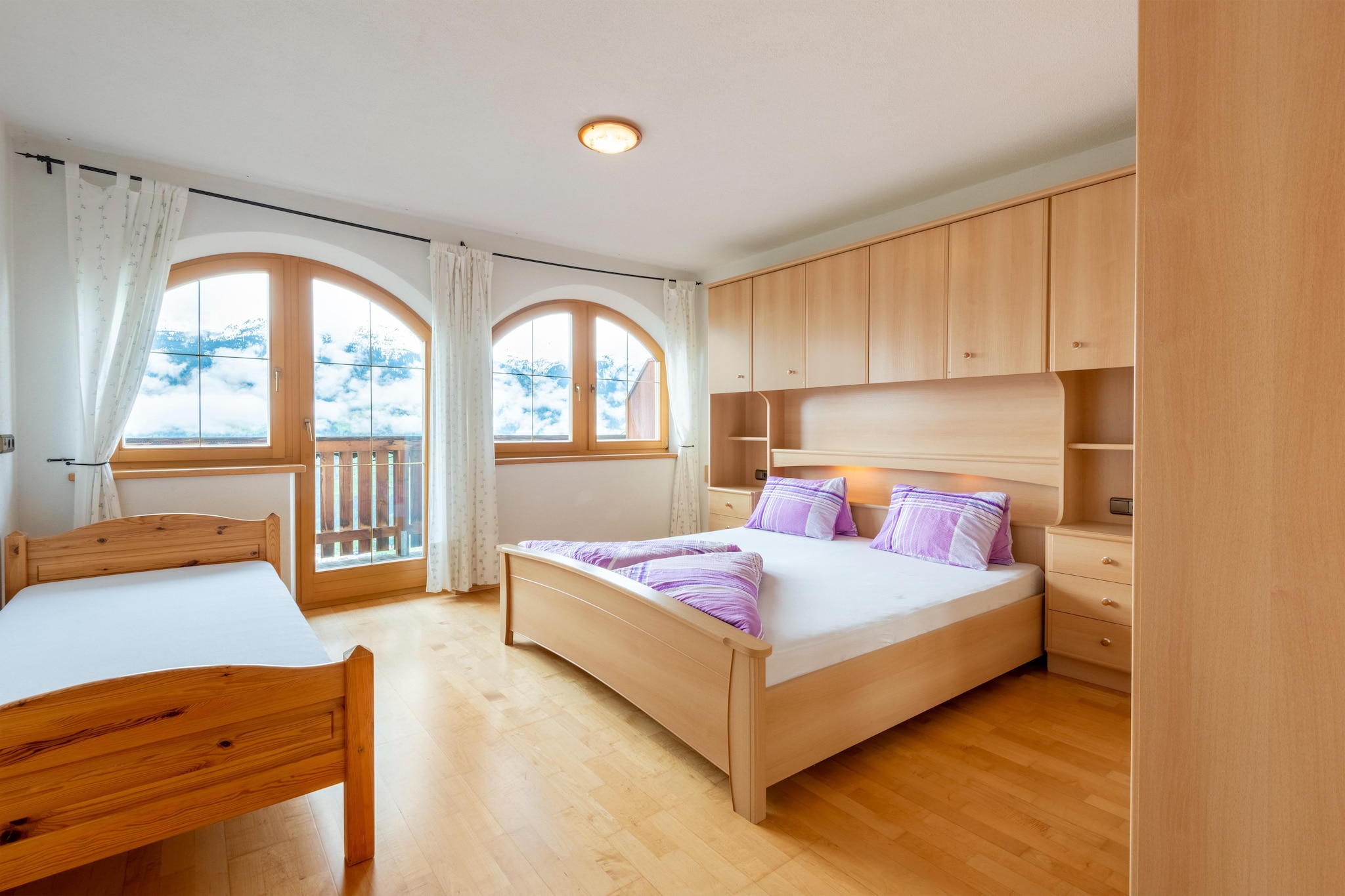 Ground floor: (open kitchen(cooker(4 ring stoves, ceramic), dishwasher, fridge-freezer, washbasin), Living/diningroom(dining table, seating area), bedroom(double bed), bedroom(double bed), bedroom(single bed, double bed), bedroom(single bed, double bed), bedroom(double bed), bathroom(bath tub, shower, washbasin, washbasin), bathroom(shower, washbasin, toilet), toilet)\n\nbalcony, terrace, garden(shared with other guests), parking, parking, play equipment, Swing set